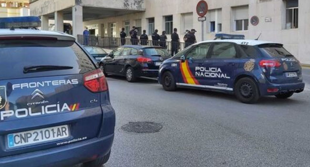 Agentes de la Policía Nacional de Algeciras han logrado salvar la vida de una mujer en un incendio.