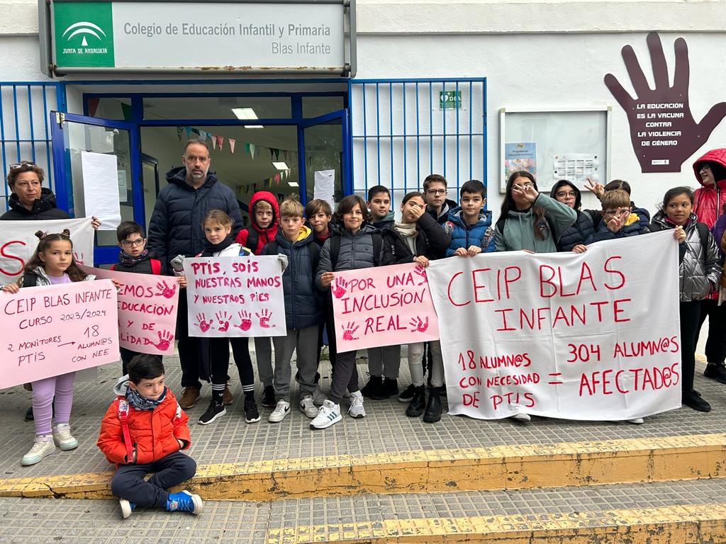 Concentración por la falta de Personal Técnico de Integración Social en el CEIP Blas Infante de Jerez.