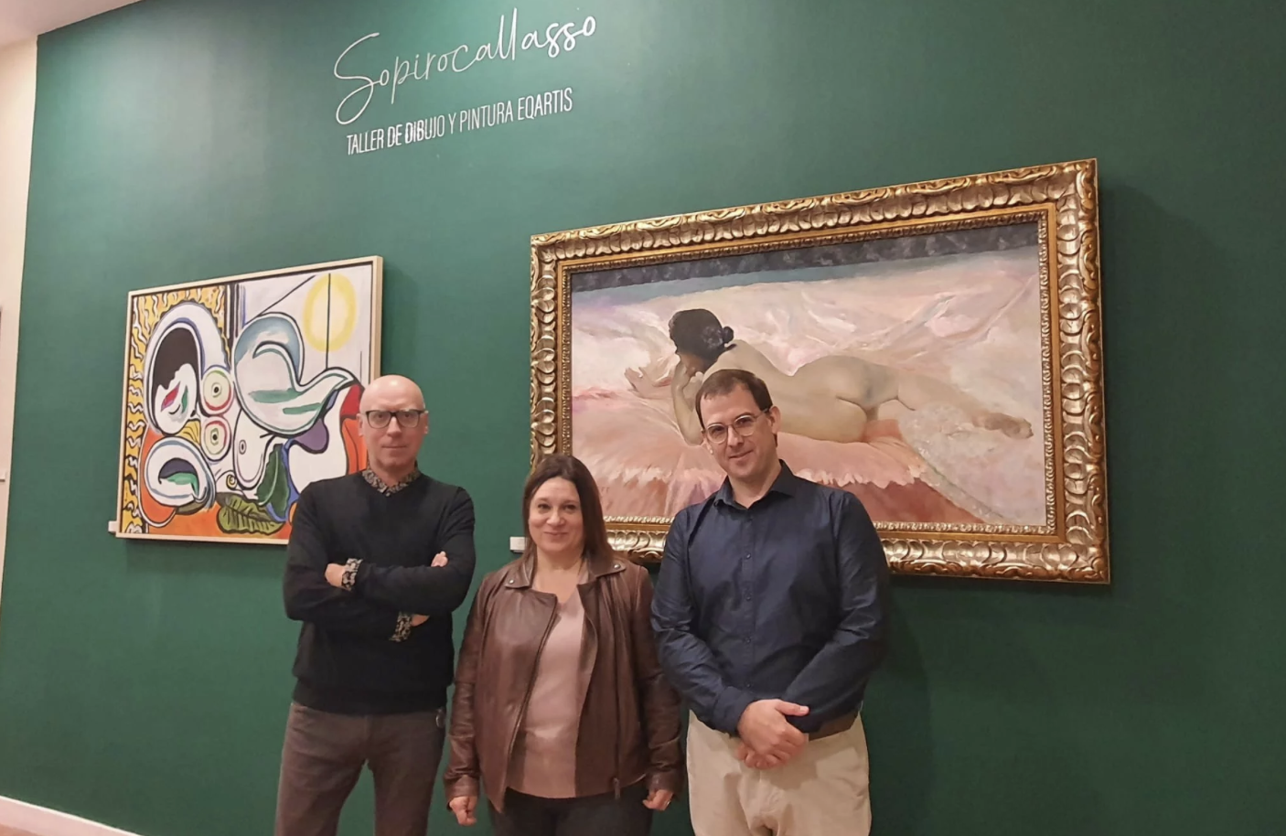 La delegada y los promotores de la exposición en el Museo de Chiclana.