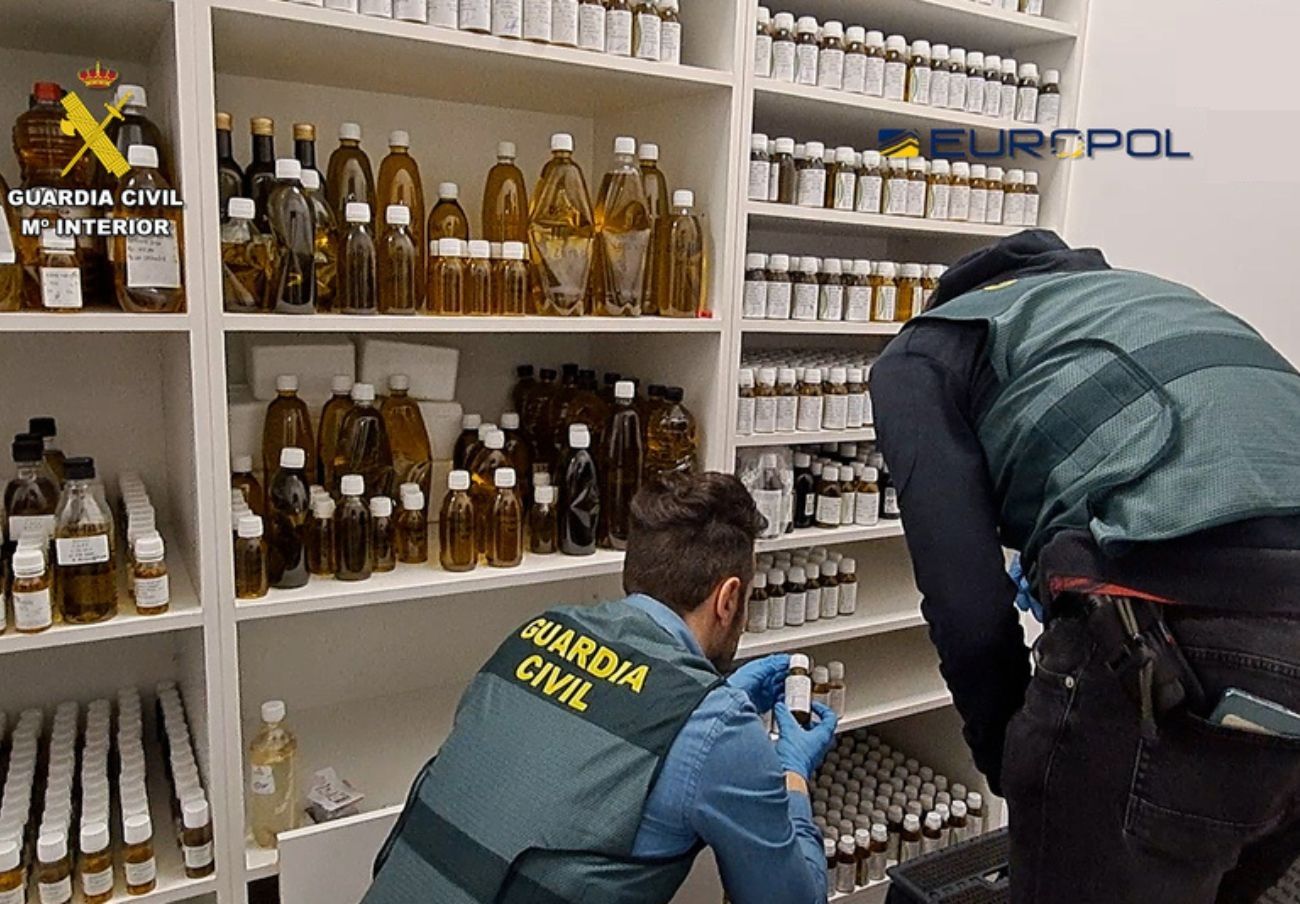 Detienen a once personas por adulterar más de 5.200 litros de aceite de oliva en Ciudad Real, Jaén y Córdoba.