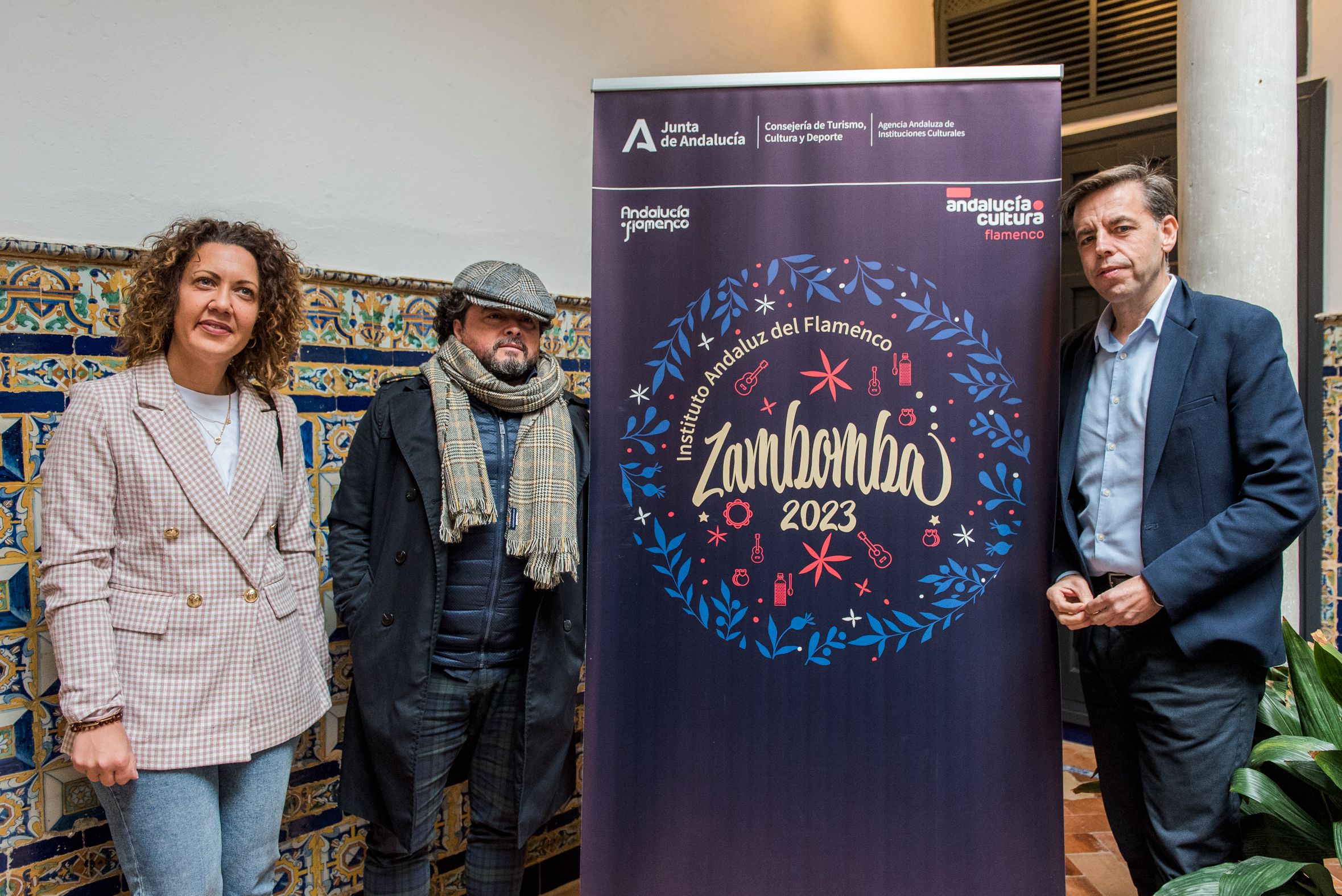 Cristobal Ortega, director del Instituto Andaluz de Flamenco, junto a los artistas Rafael de Utrera y Amparo Lagares, presentes en el acto celebrado en la jornada de hoy en Sevilla