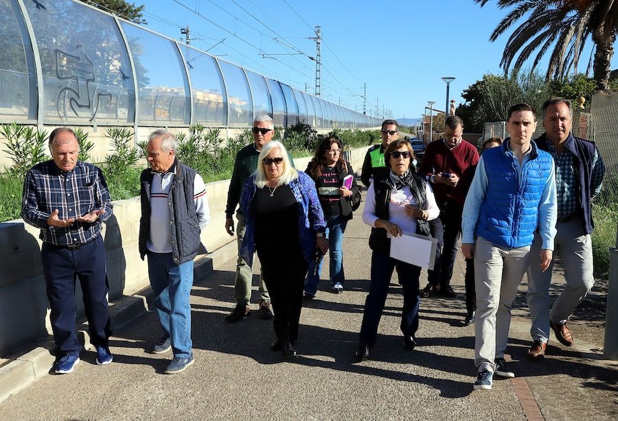 El delegado Jaime Espinar, con vecinos de Entrevías, en Jerez.