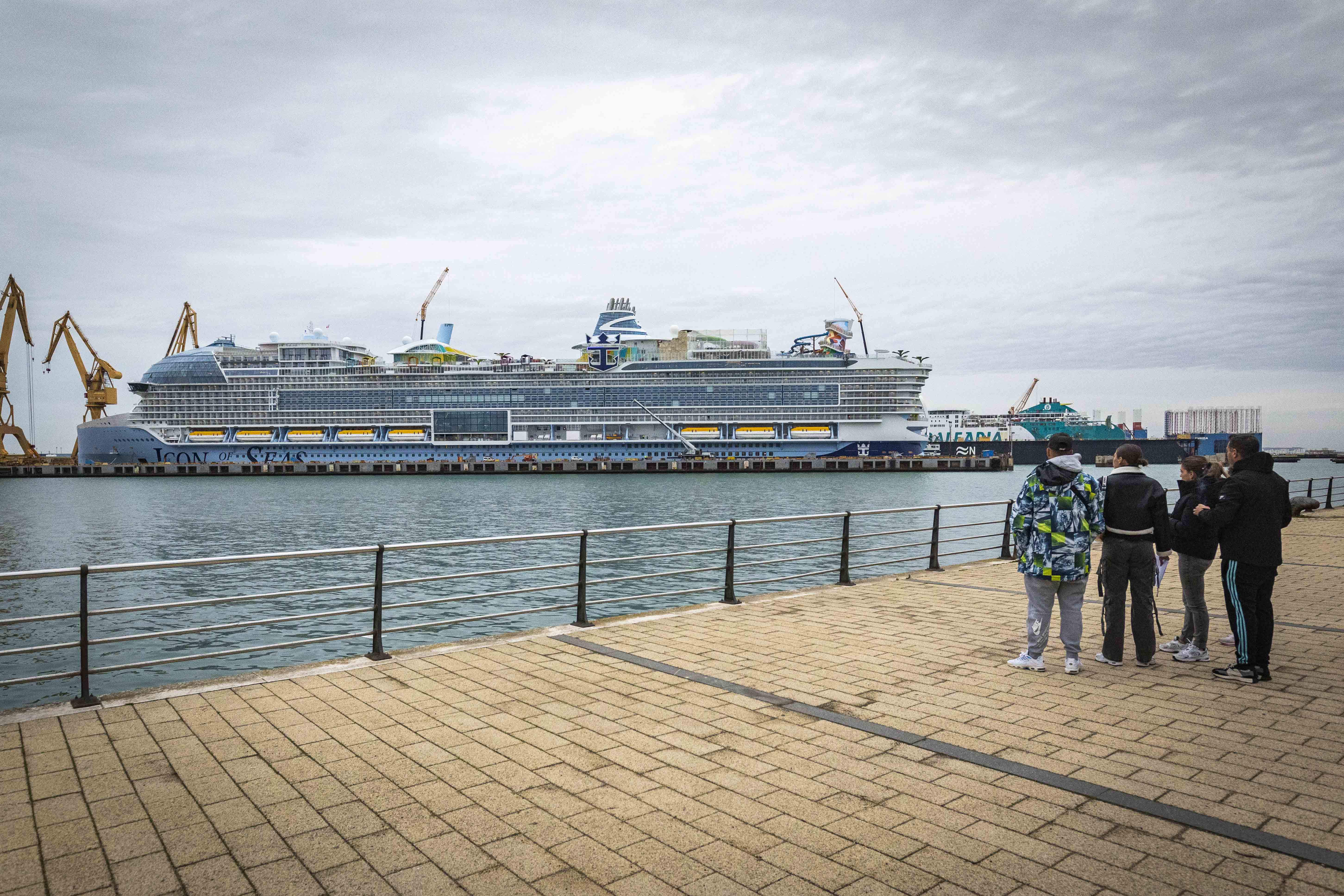 Un crucero en una imagen reciente en el muelle de Cádiz.