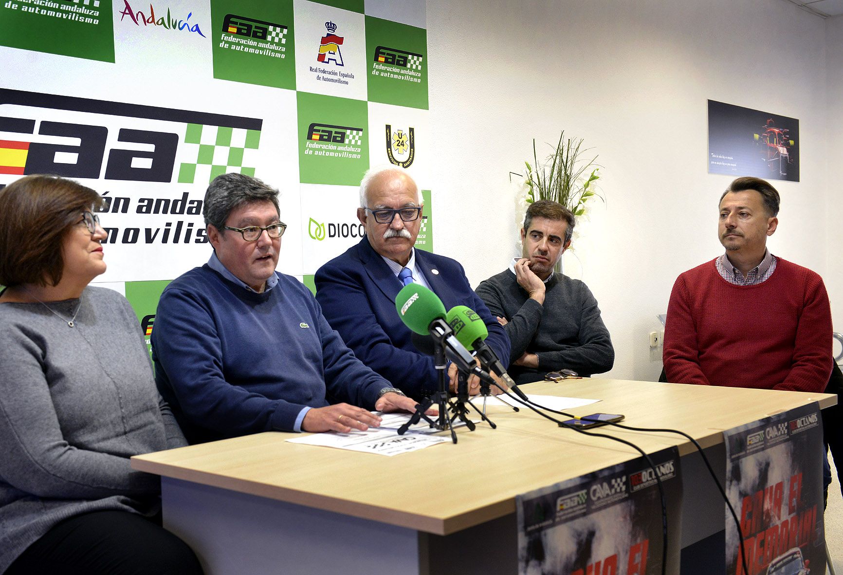 El delegado y organización presentando el Memorial de Automovilismo Paco Melero.