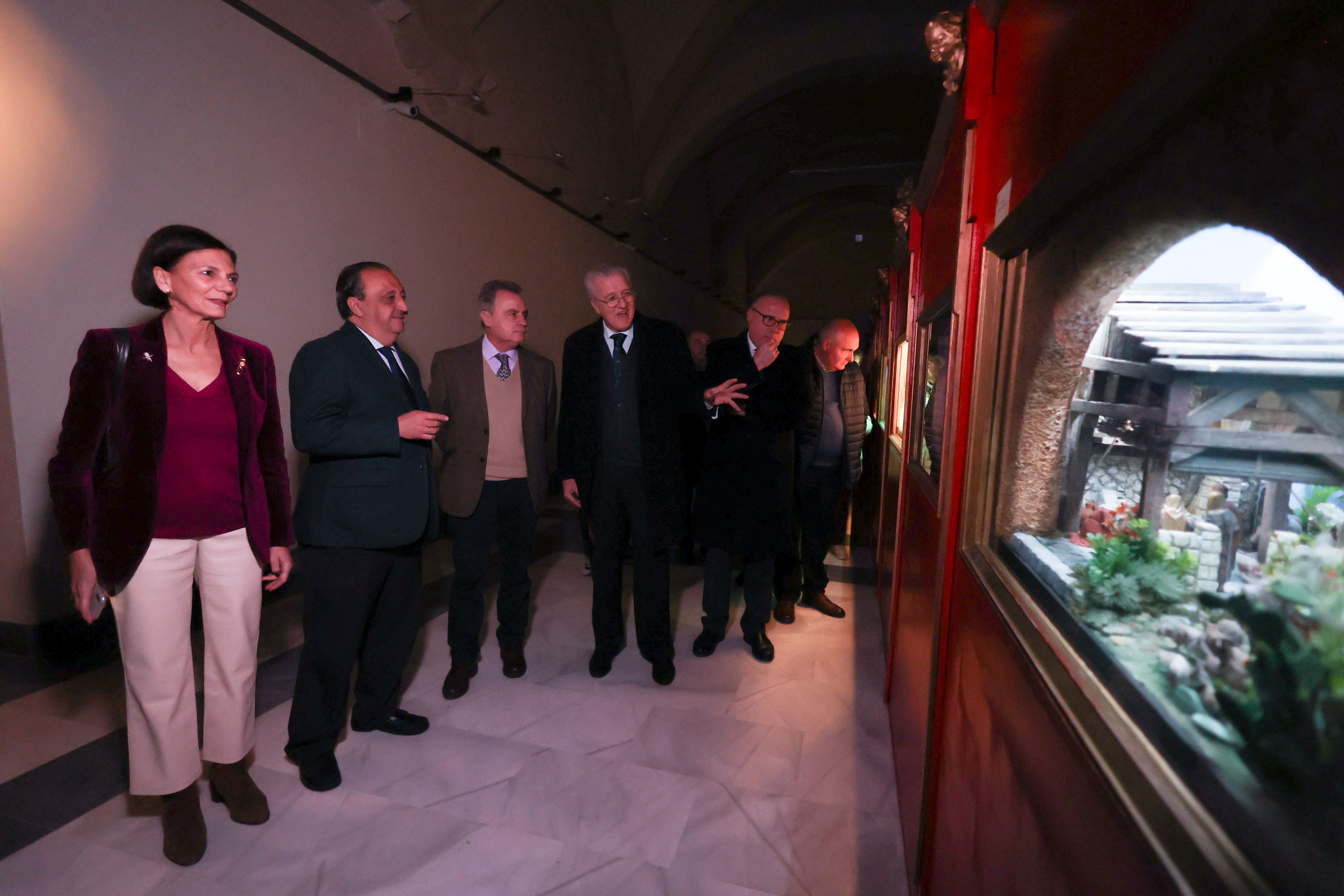 El delegado de Cultura y los responsables local y provincial de los belenistas en el recorrido inaugural. 