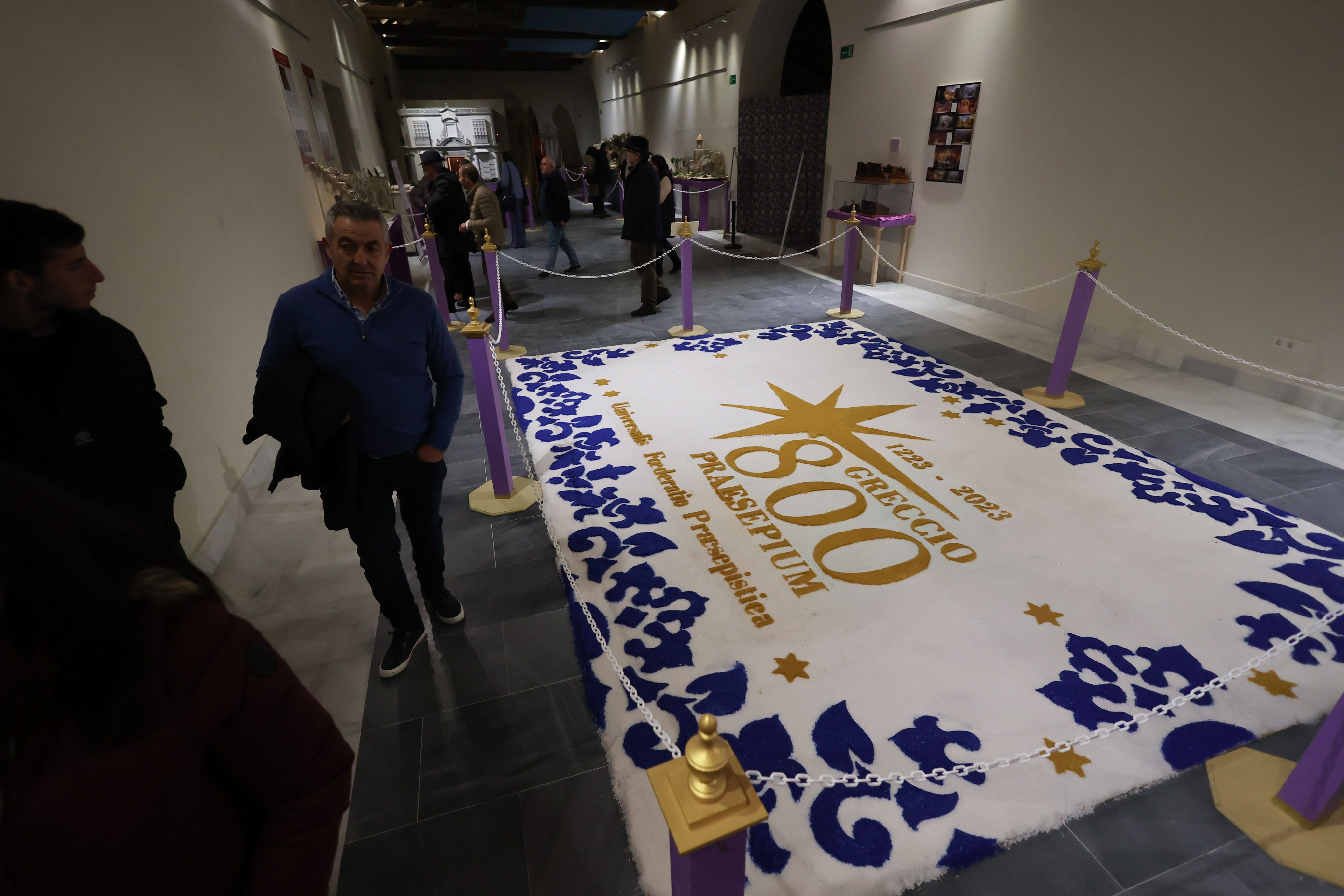 Alfombra de sal en la exposición celebrando los 800 años del primer Belén.      MANU GARCÍA