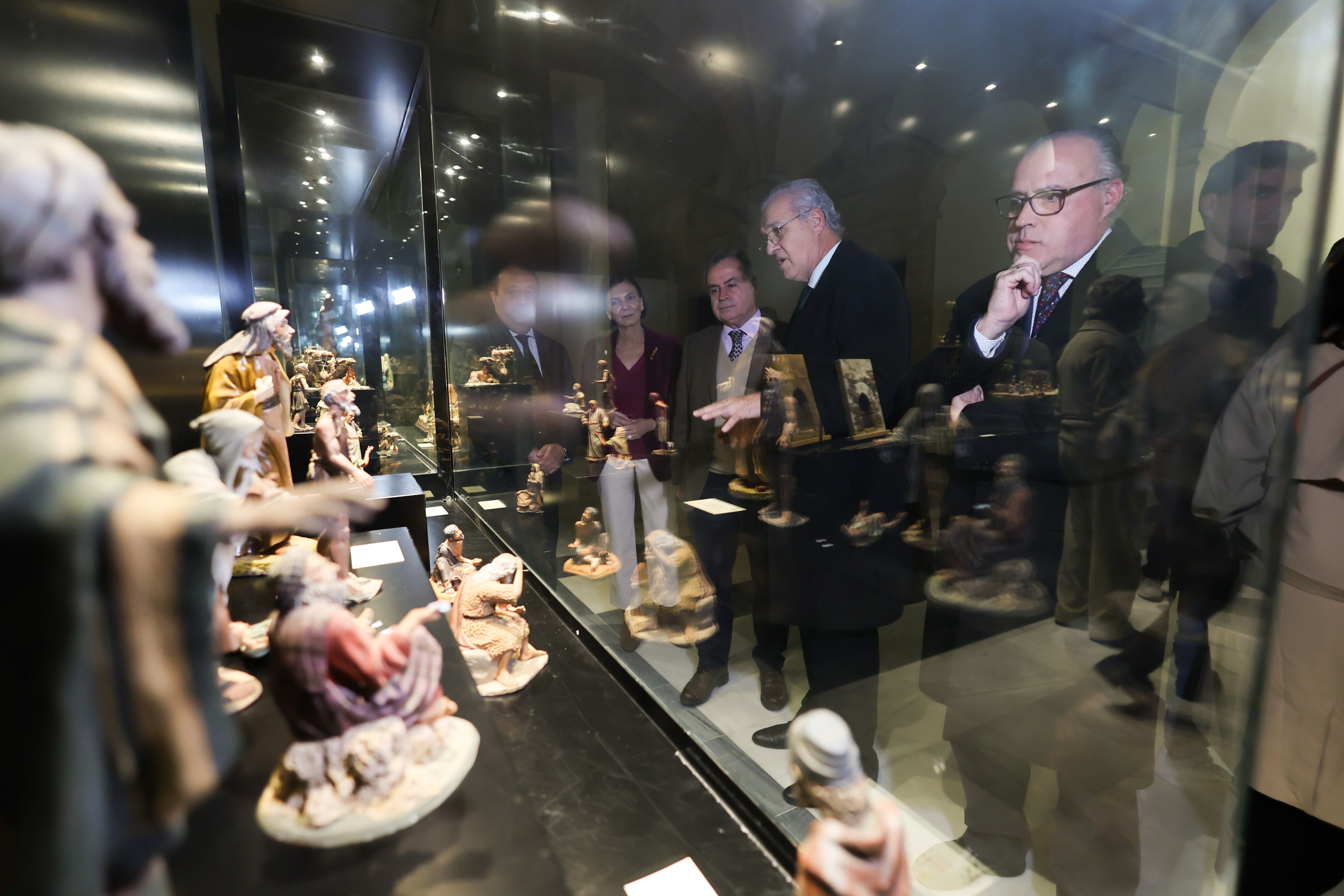 Vitrina cOn una colección de imaginería belenista.    MANU GARCÍA 