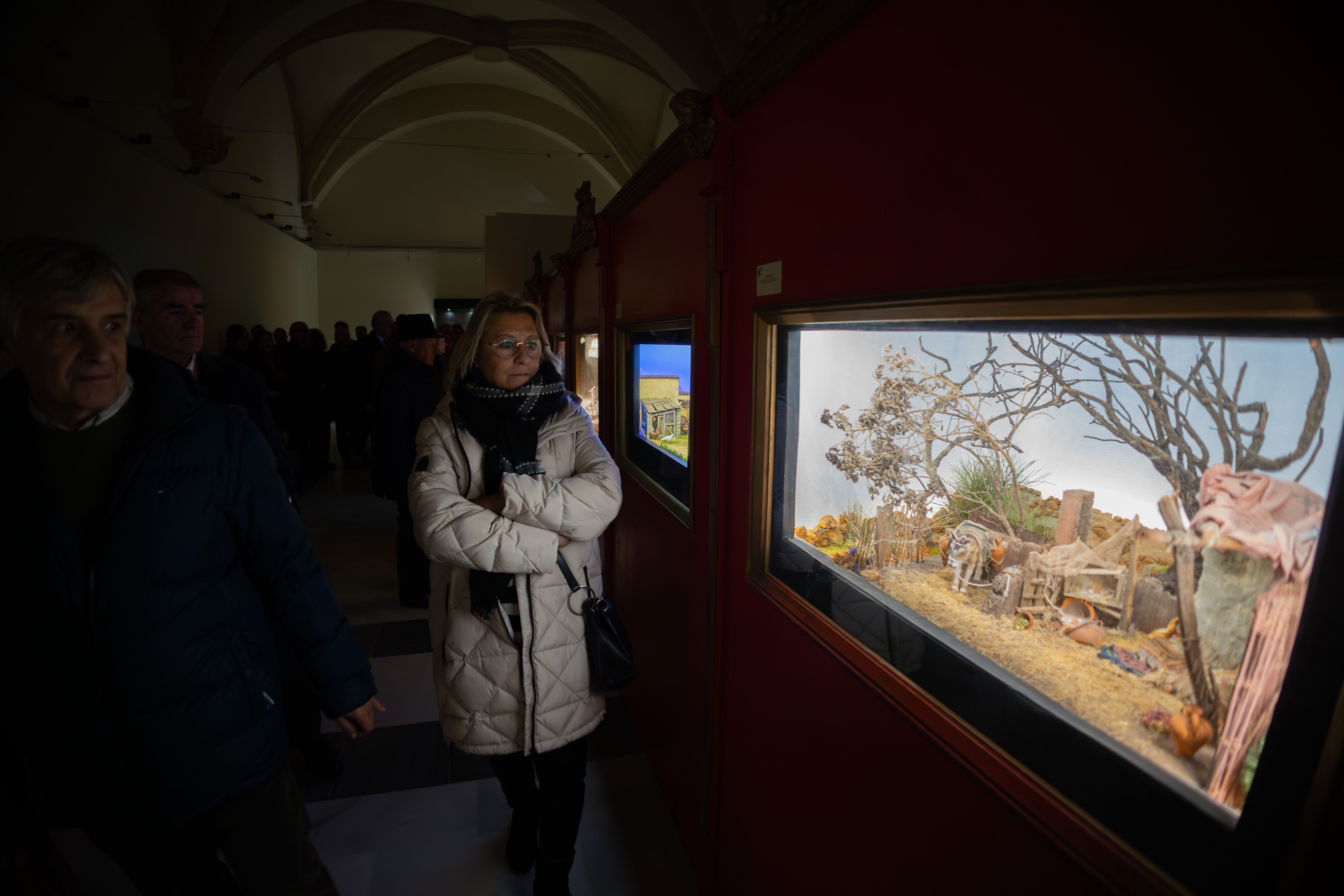 Una mujer, en la exposición de Belenes en los Claustros de Santo Domingo de Jerez.