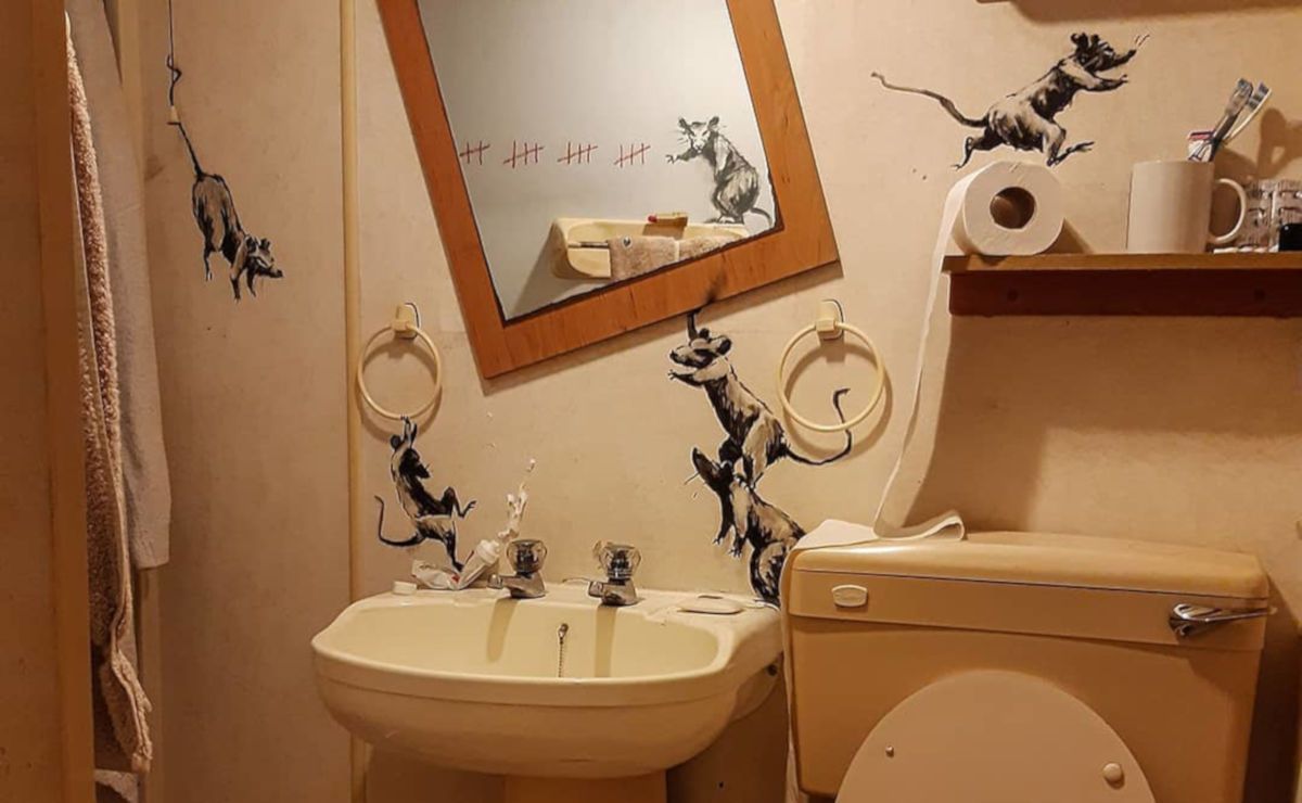 El 'graffiti' casero de Banksy en su baño.