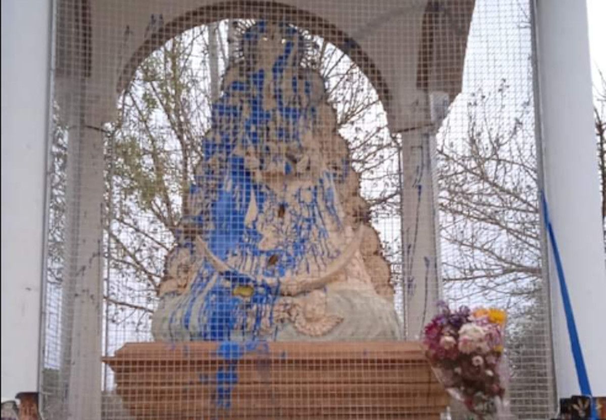 Ataque vandálico al monumento de la Virgen del Rocío en el templete del vado de Quema, en Aznalcázar, Sevilla.