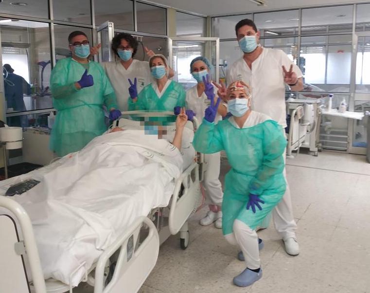 Una paciente con coronavirus recibe el alta y pasa a planta en el Hospital de Jerez, esta semana.