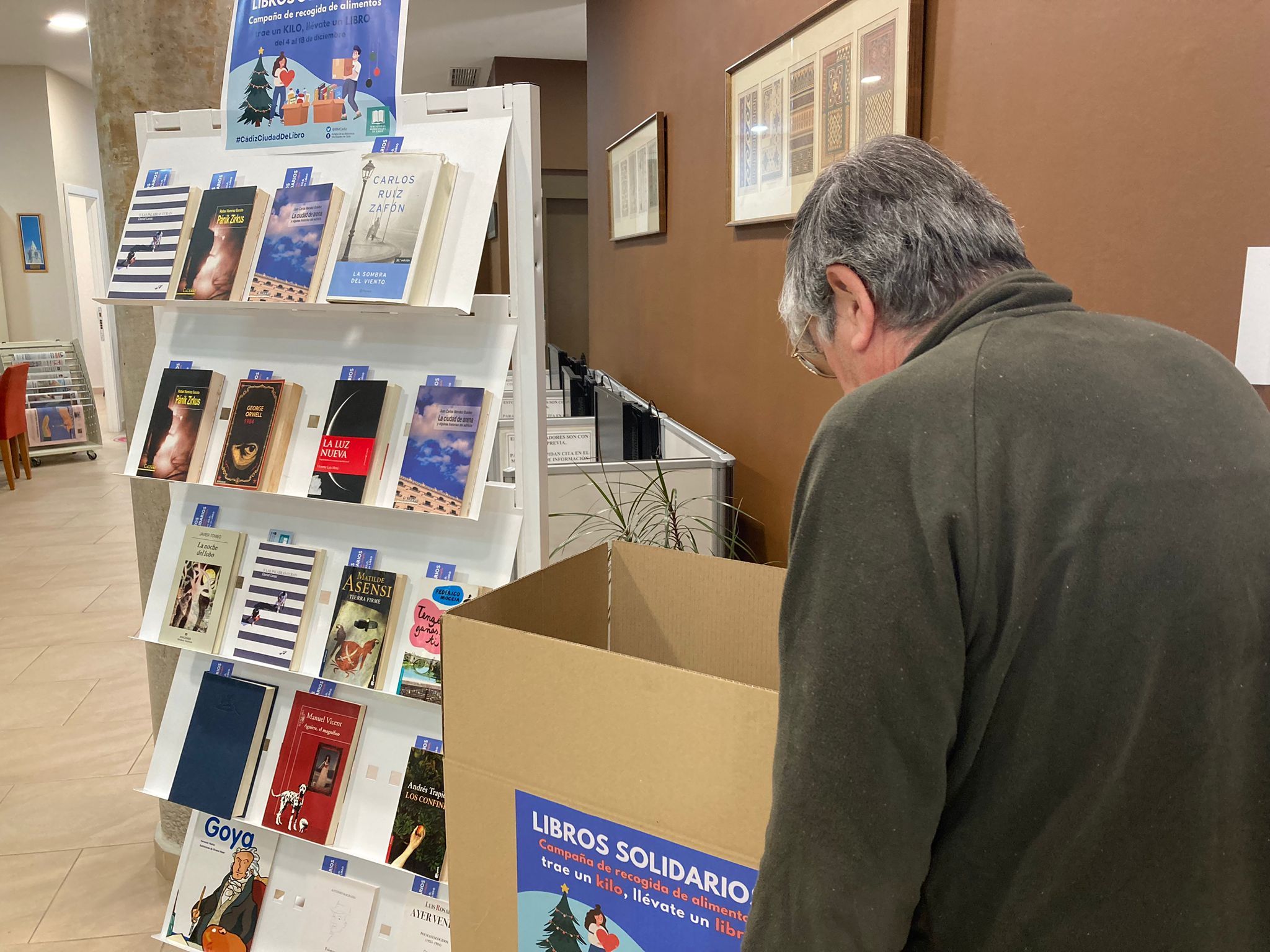 Ejemplares disponibles en otra de las bibliotecas, en el casco antiguo de Cádiz.