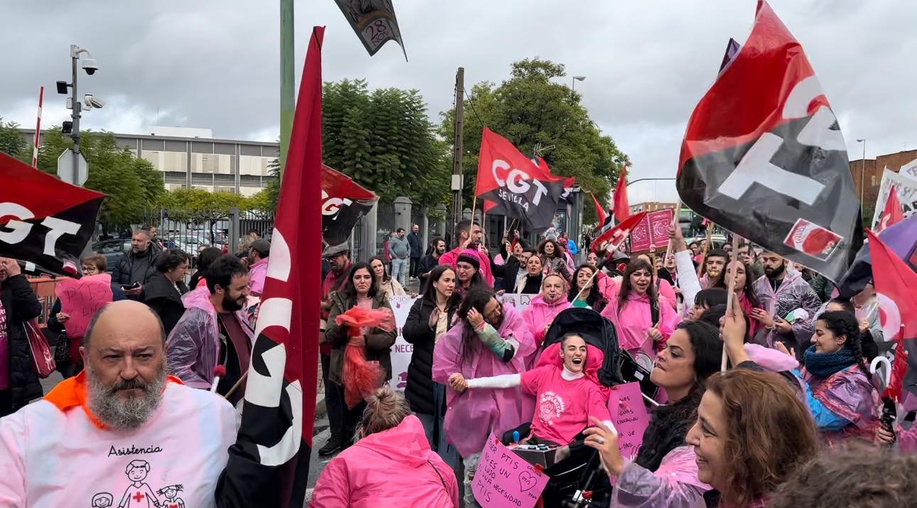 Una movilización del sindicato CGT para luchar contra la situación de los PTIS en Andalucía.