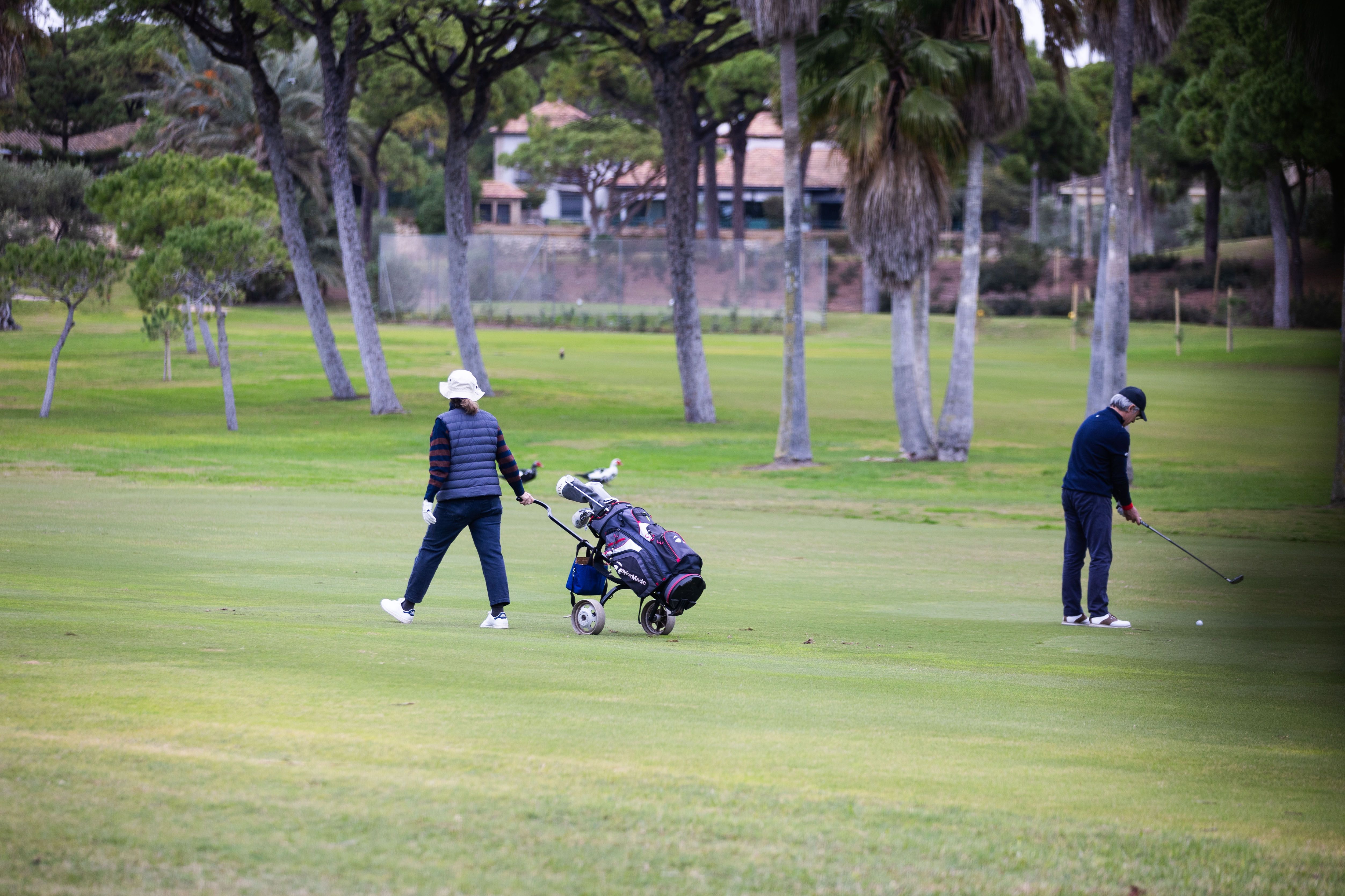 Algunas personas jugando al golf en Vistahermosa.