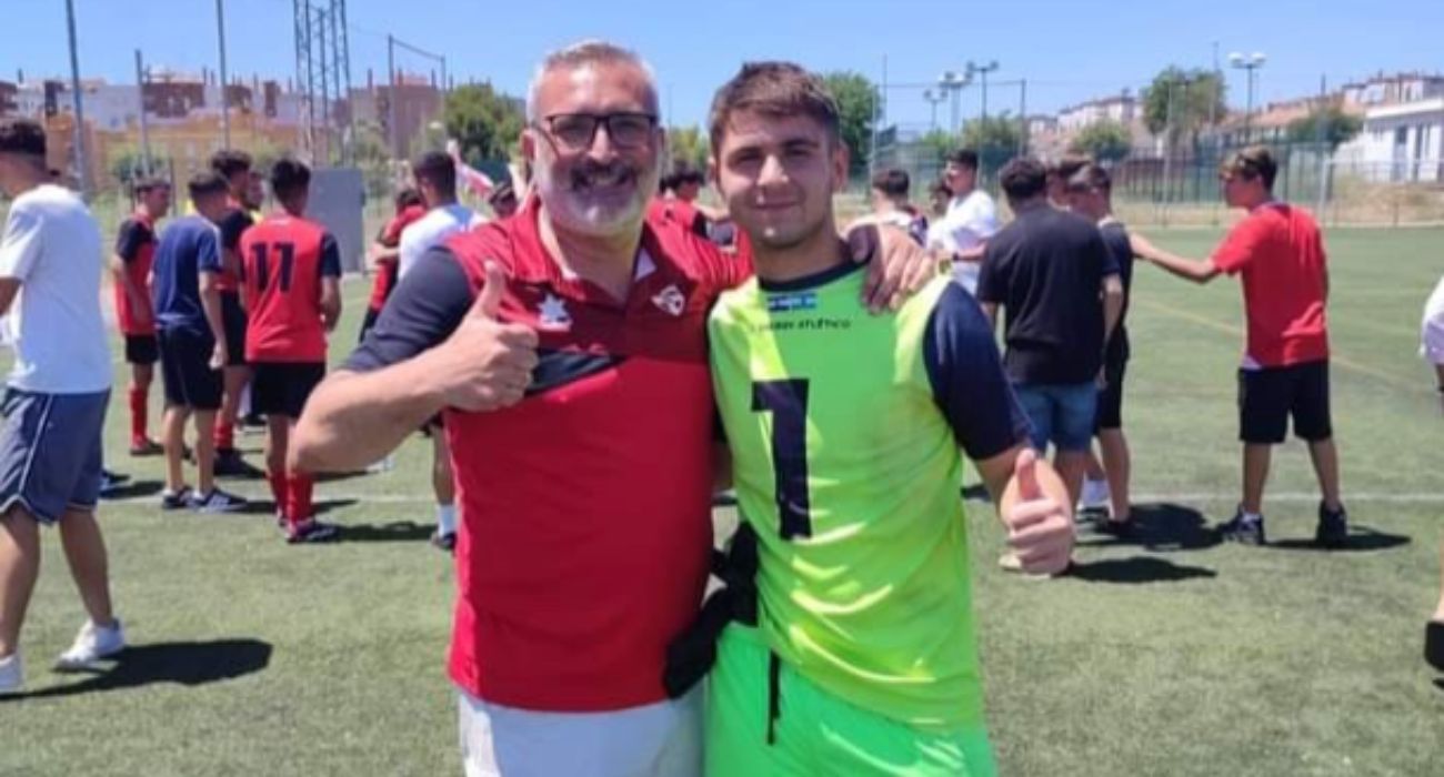 Óscar Portela, junto a su hijo Carlos, portero del Sherry Atlético, club que está organizando una batalla de porteros.