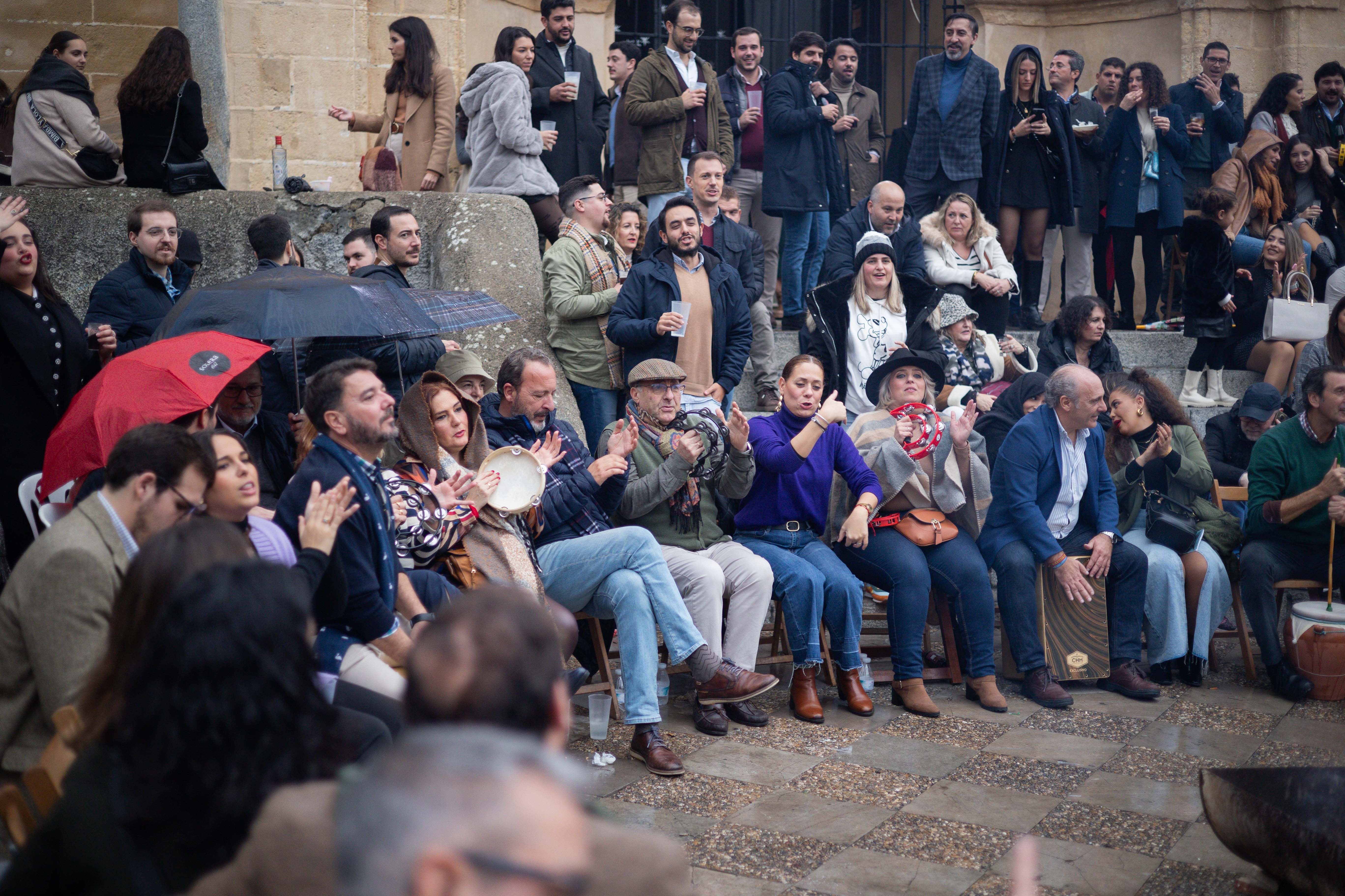 Zambombas con paraguas en Jerez.