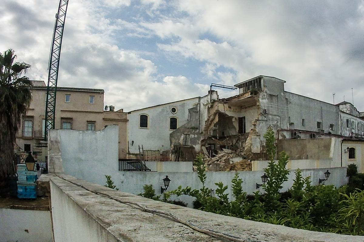 Derrumbe reciente en la zona de la plaza de la Encarnación. FOTO: MANU GARCÍA