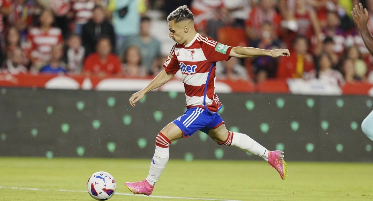 Bryan Zaragoza, a punto de disparar.   GRANADA CF