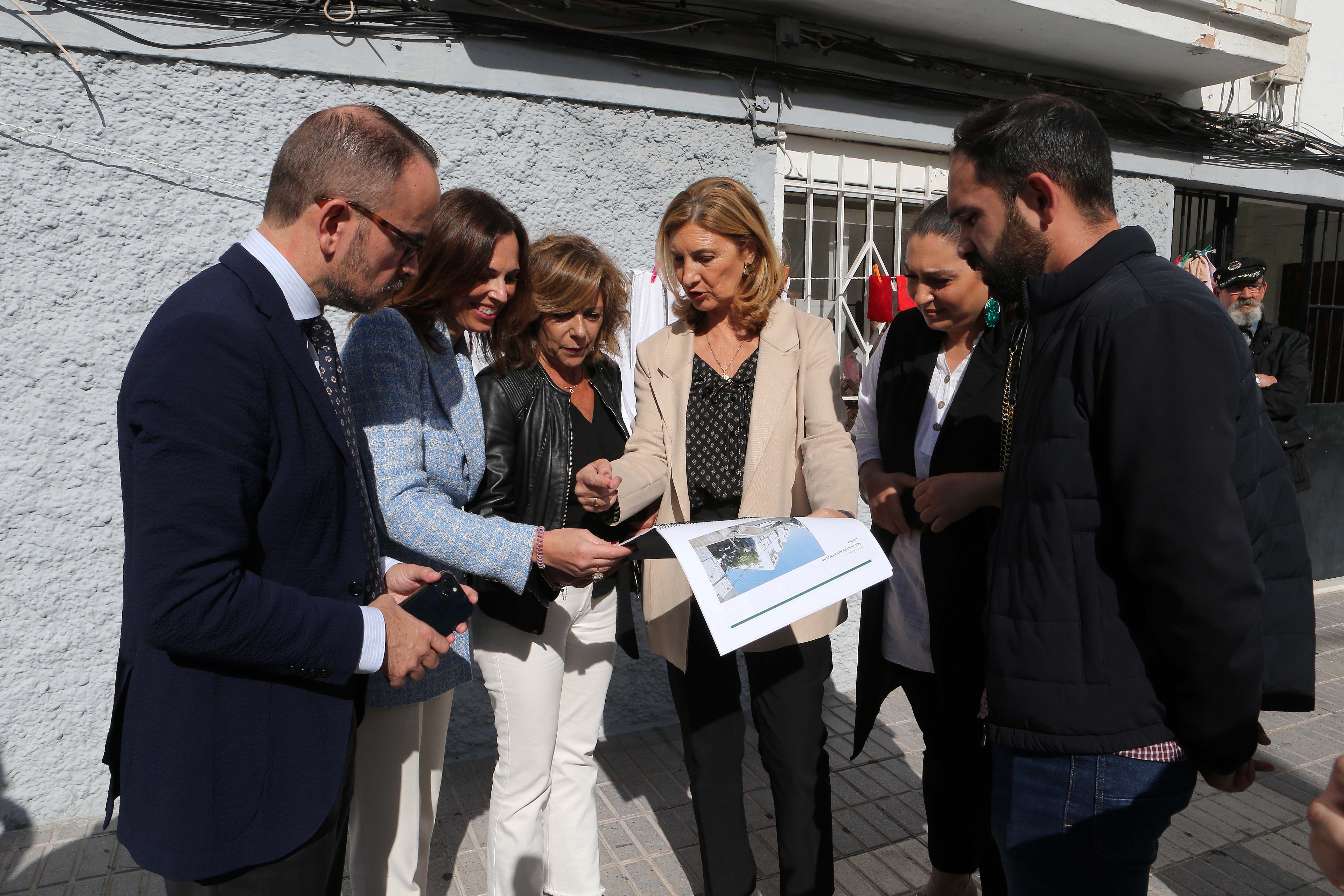 Rocío Díaz y la alcaldesa de San Juan durante la visita a la barriada. 