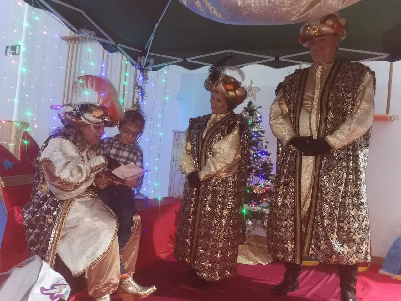 La visita de la Cartera Real de Jerez a niños con enfermedades raras