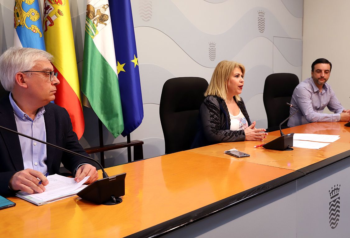 La alcaldesa Mamen Sánchez, con los delegados Juan Antonio Cabello y José Antonio Díaz, en rueda de prensa.