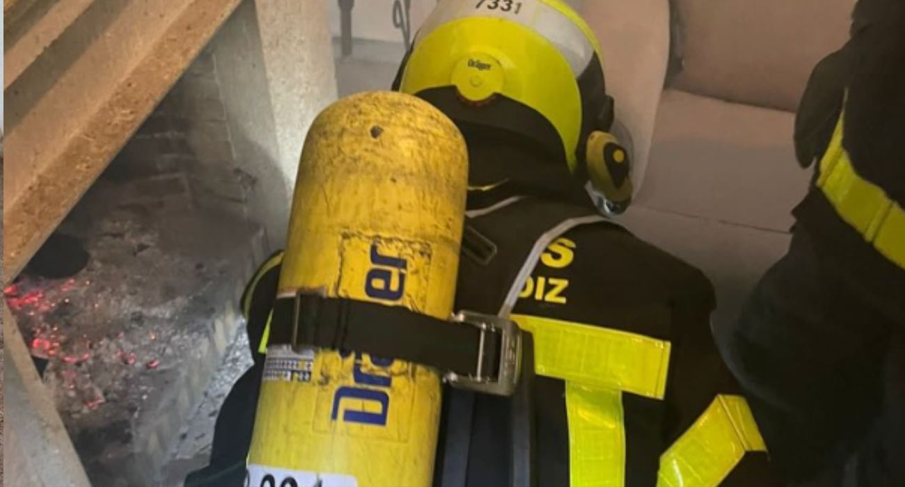 Un bombero interviene en el incendio de una vivienda en El Puerto de Santa María.