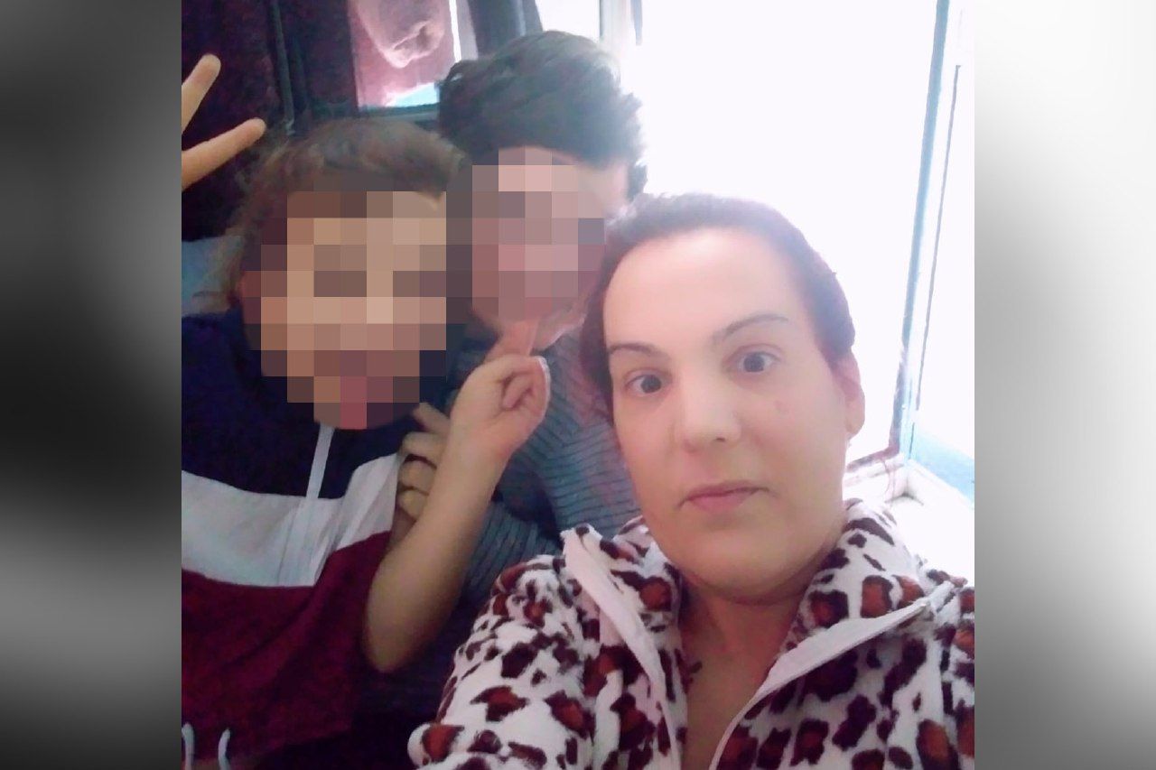 Paola, con sus dos hijos, en una imagen reciente.