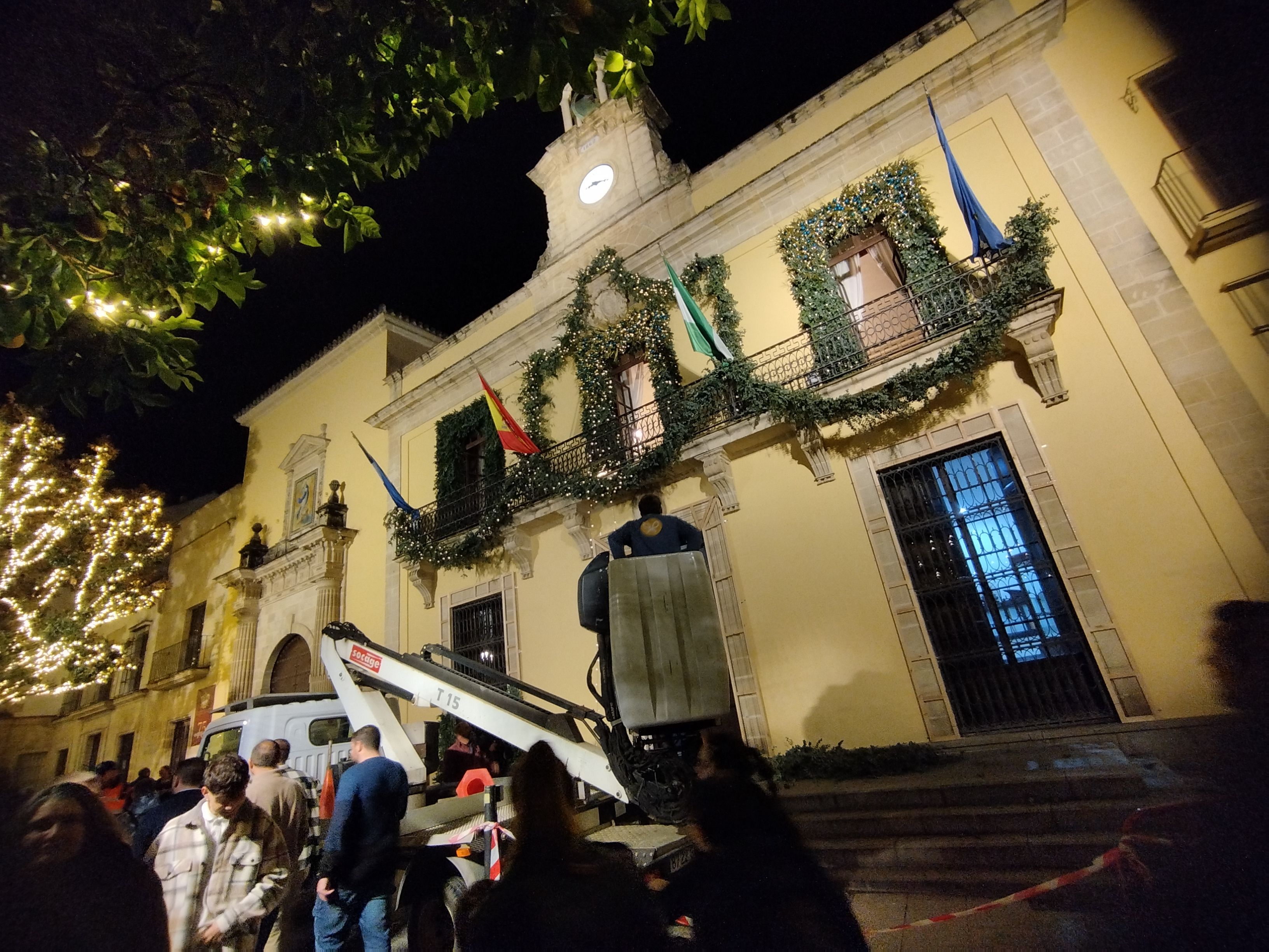 Madrugada de Año Nuevo con frío habitual para la época. Imagen de la fachada del Ayuntamiento de Jerez desde donde Canal sur retransmitirá campanadas.