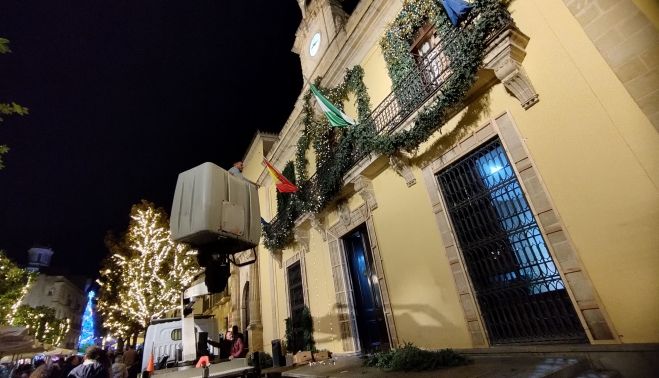 Una imagen del montaje de la decoración navideña del Ayuntamiento de Jerez.
