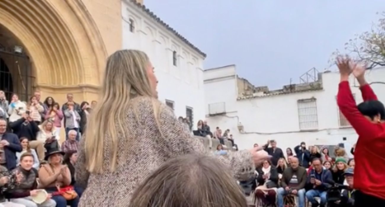 La 'influencer' Inma Cano cantando en su primera vez en una Zambomba de Jerez.