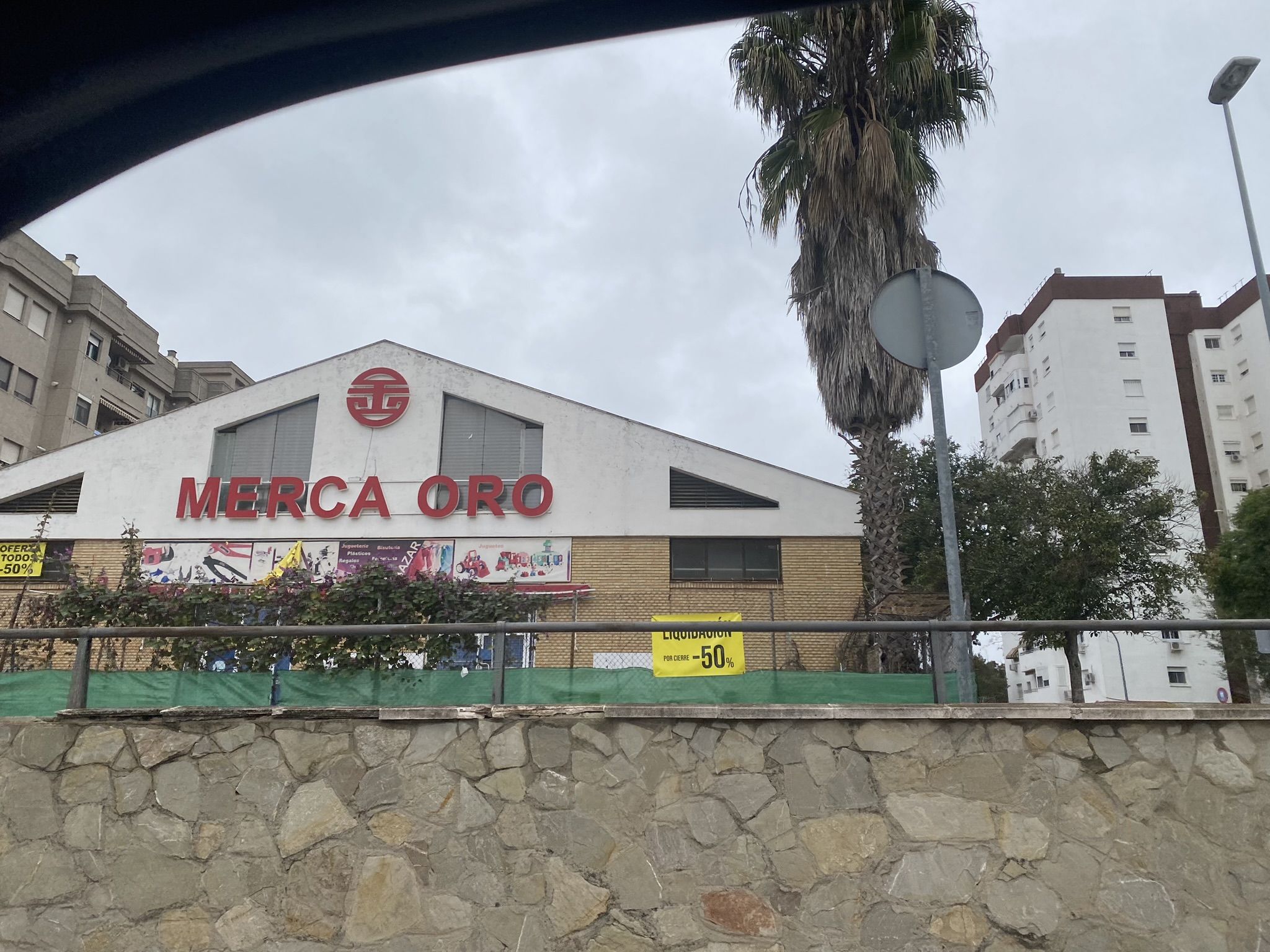 Cerrojazo a otro gran bazar chino en Jerez, en la imagen con cartelería anunciando todo a mitad de precio.