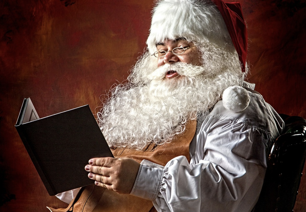 10 libros recomendados para estas Navidades. Papá Noel leyendo, en una imagen de Pixabay.