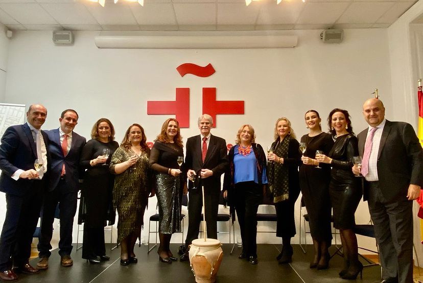 El embajador de España en Hungría, Alfonso Dastis, junto a los componentes de Grupo Alba que han llevado la Zambomba de Jerez a Budapest
