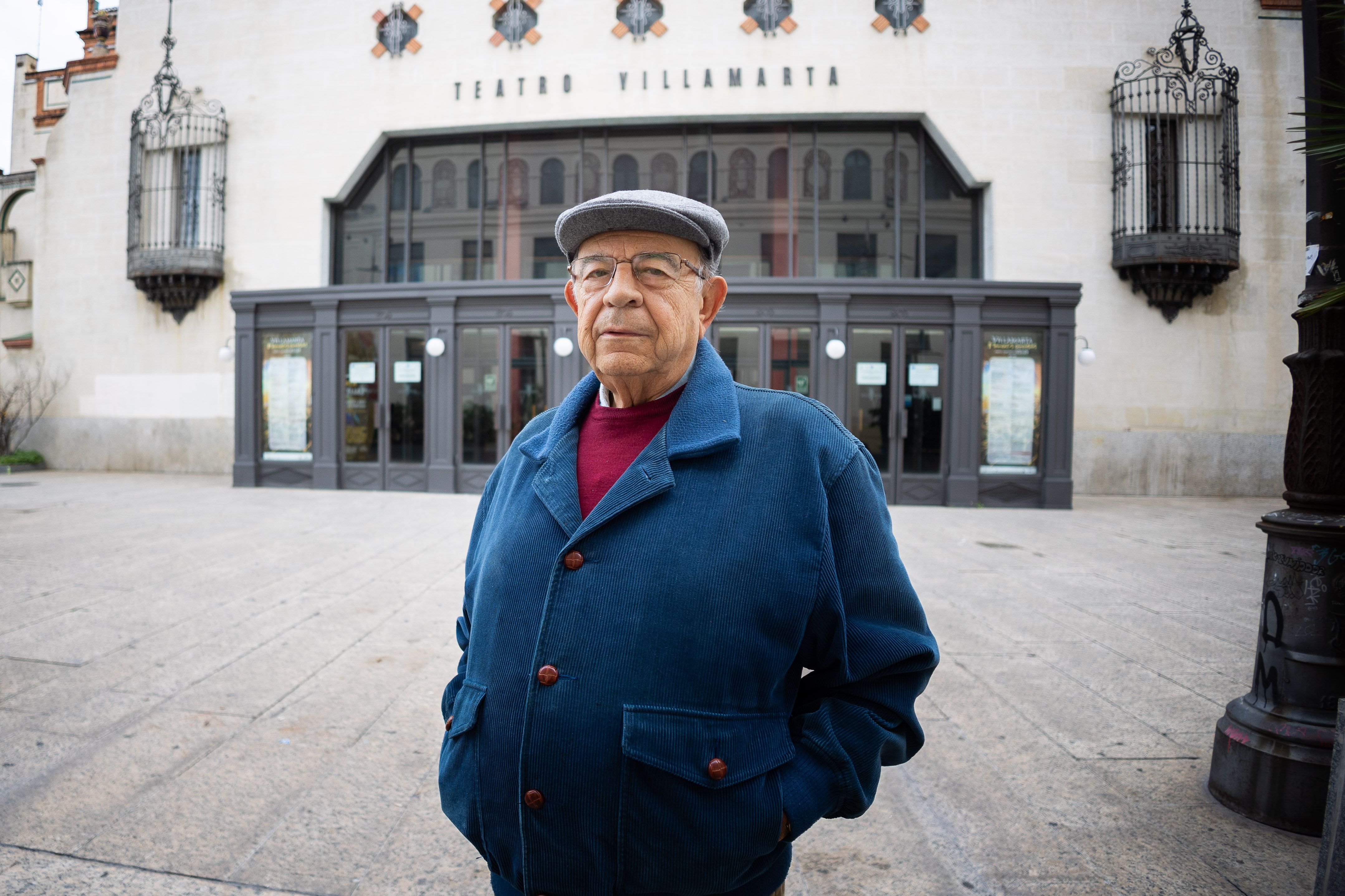 El escritor jerezano, Antonio Mariscal, delante del Teatro Villamarta.