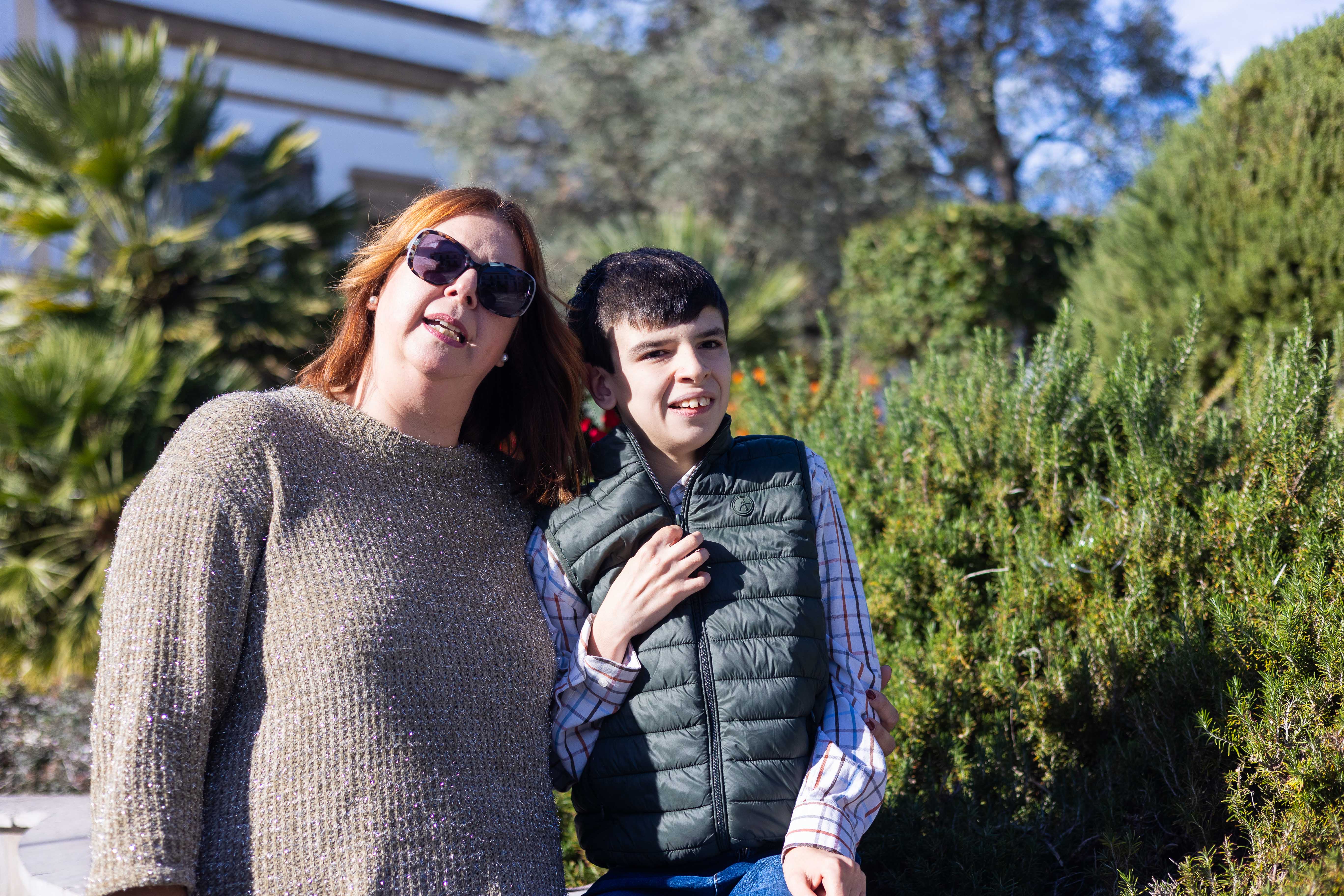 María Jesús con su hijo Mateo, tras la entrevista. 