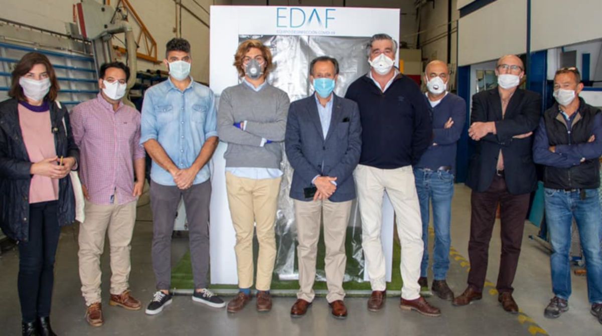 El equipo que ha colaborado en el prototipo, junto a autoridades municipales.