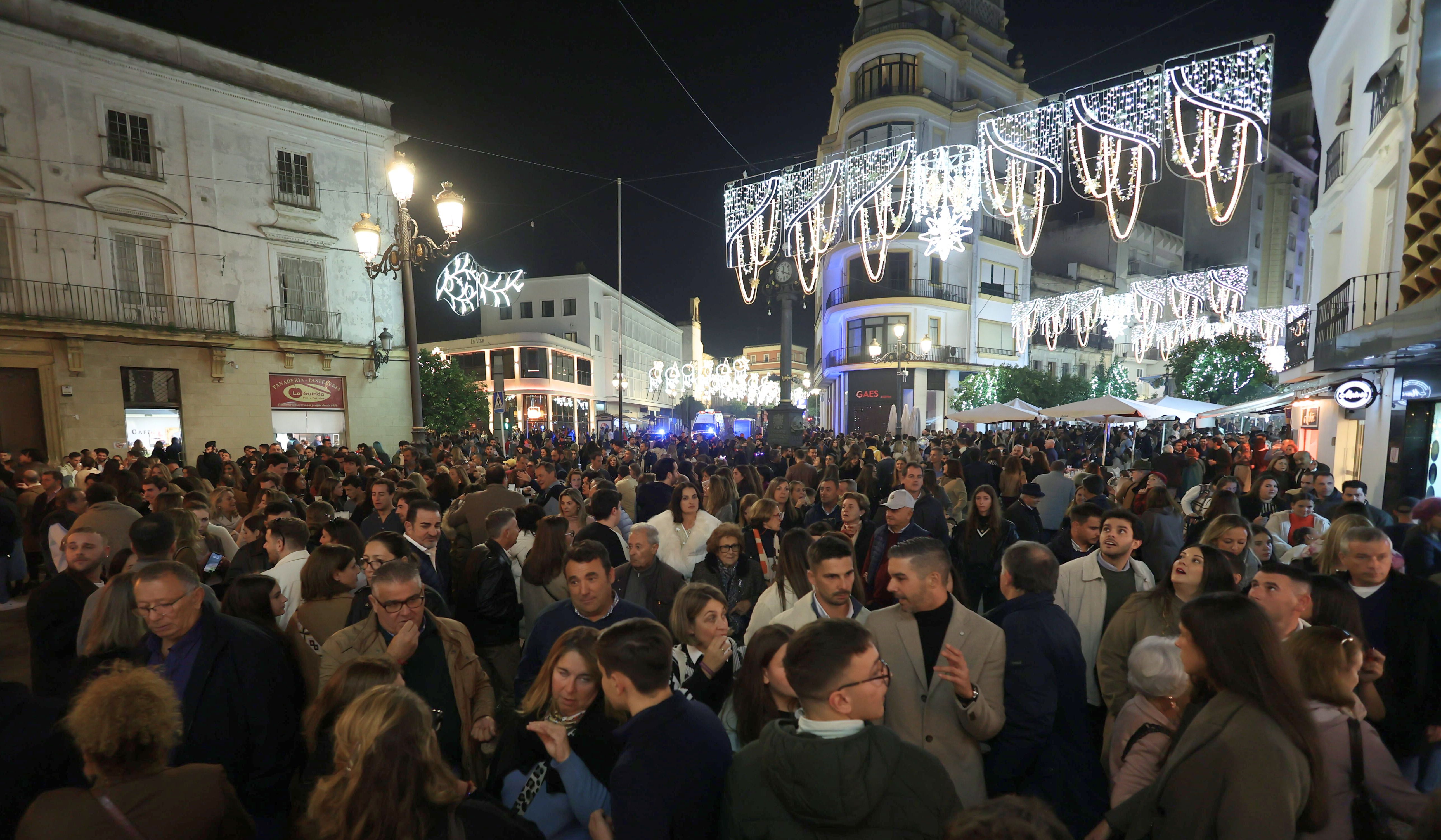 Ambiente en la calle Larga con motivo de la Zambomba del Gallo Azul.