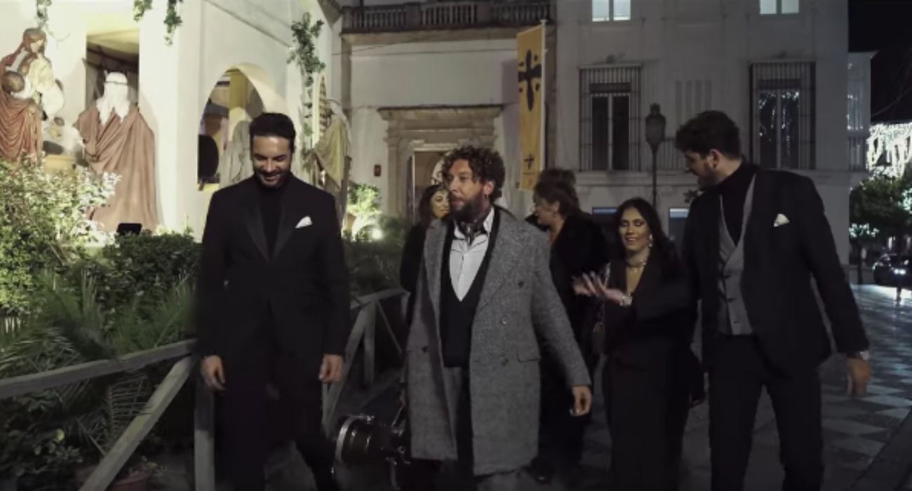 Jesús Méndez y Pepe del Morao, junto a su acompañamiento musical, en el Belén de Cristina.