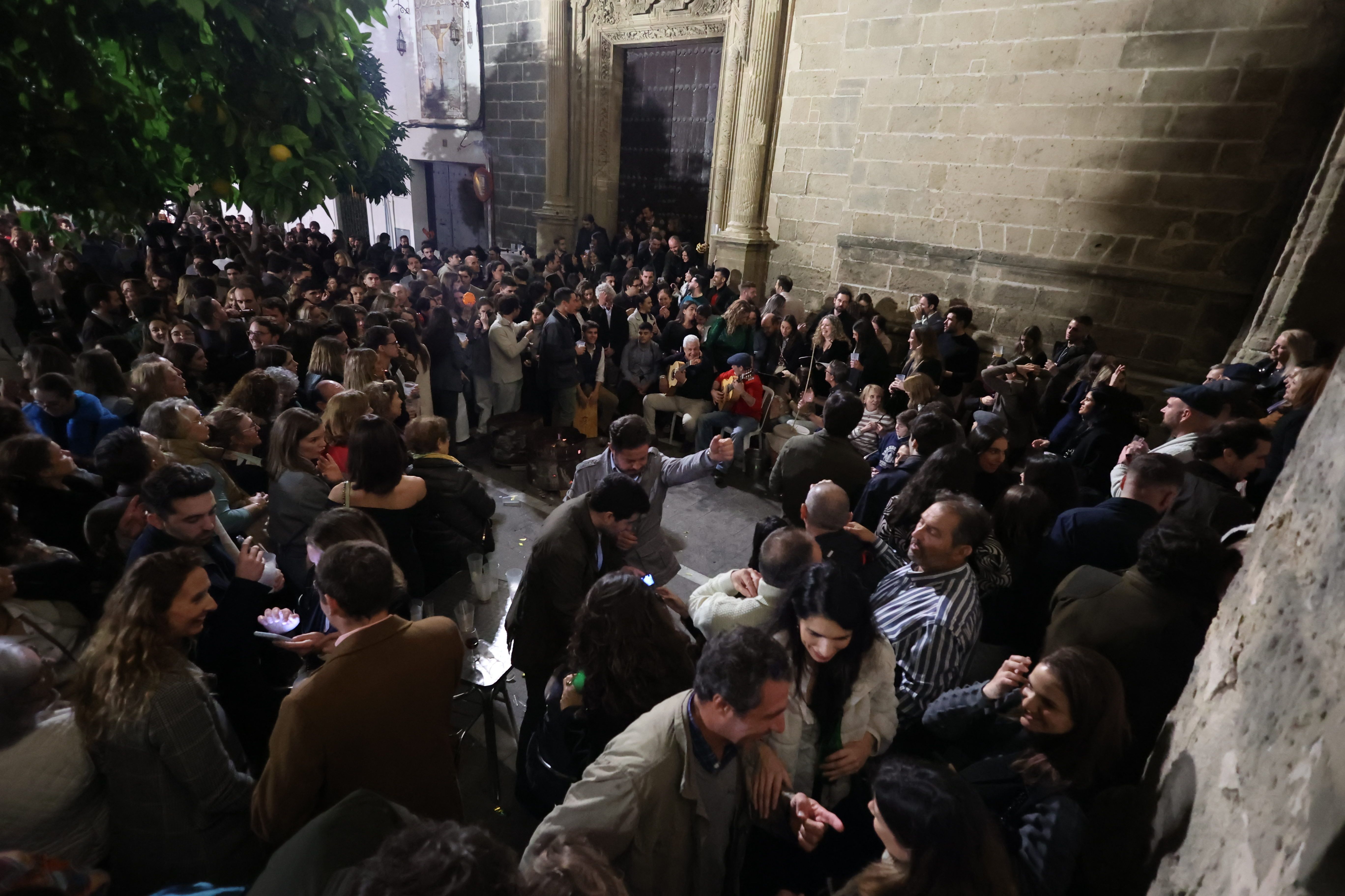 Lleno en los aledaños de la iglesia de San Miguel.
