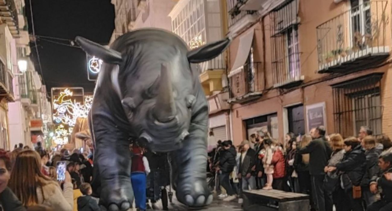 Un gigante rinoceronte, en la cabalgata del Cartero Real de El Puerto.