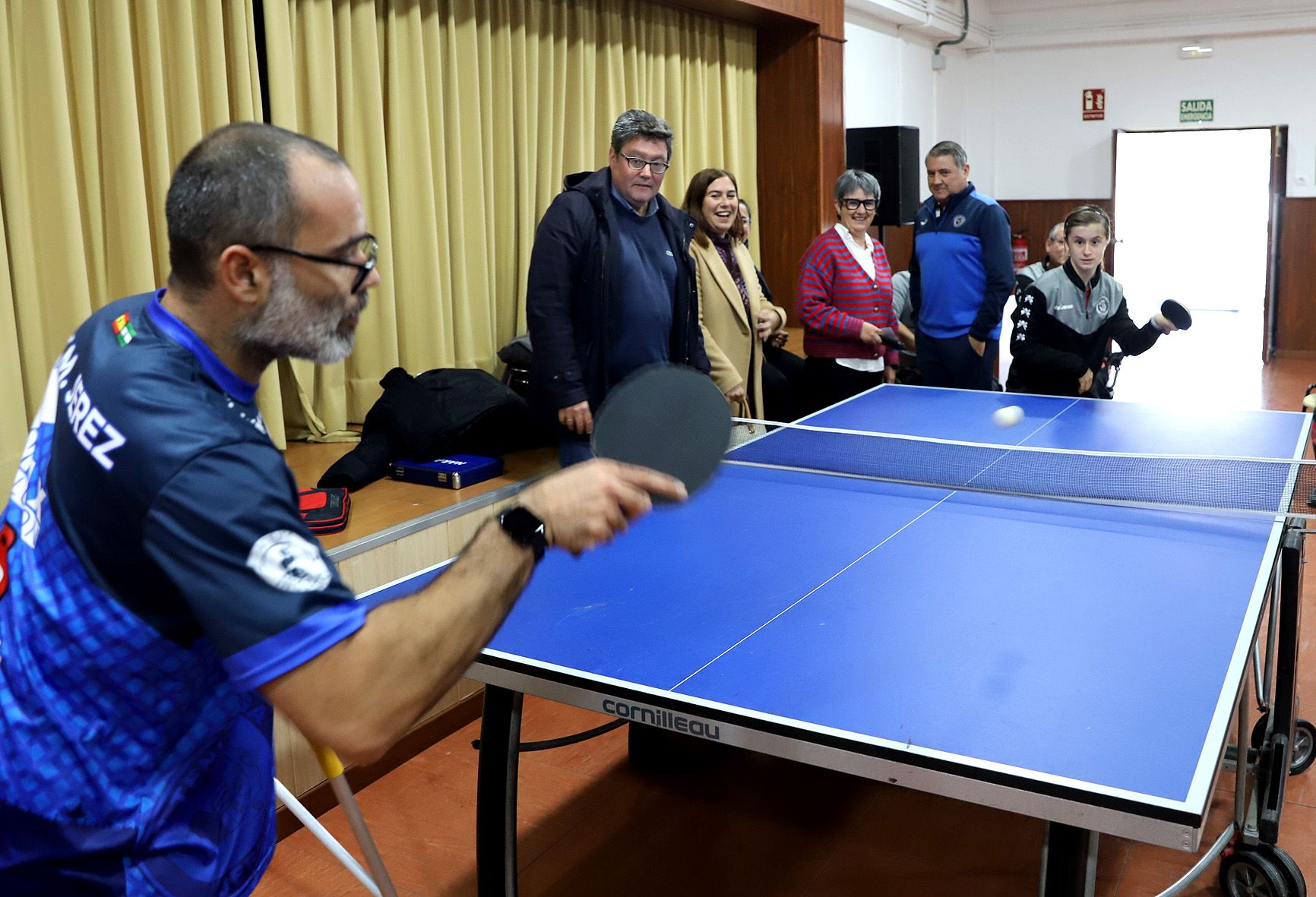 Varias personas juegan al tenis de mesa en el IES San Telmo de Jerez.