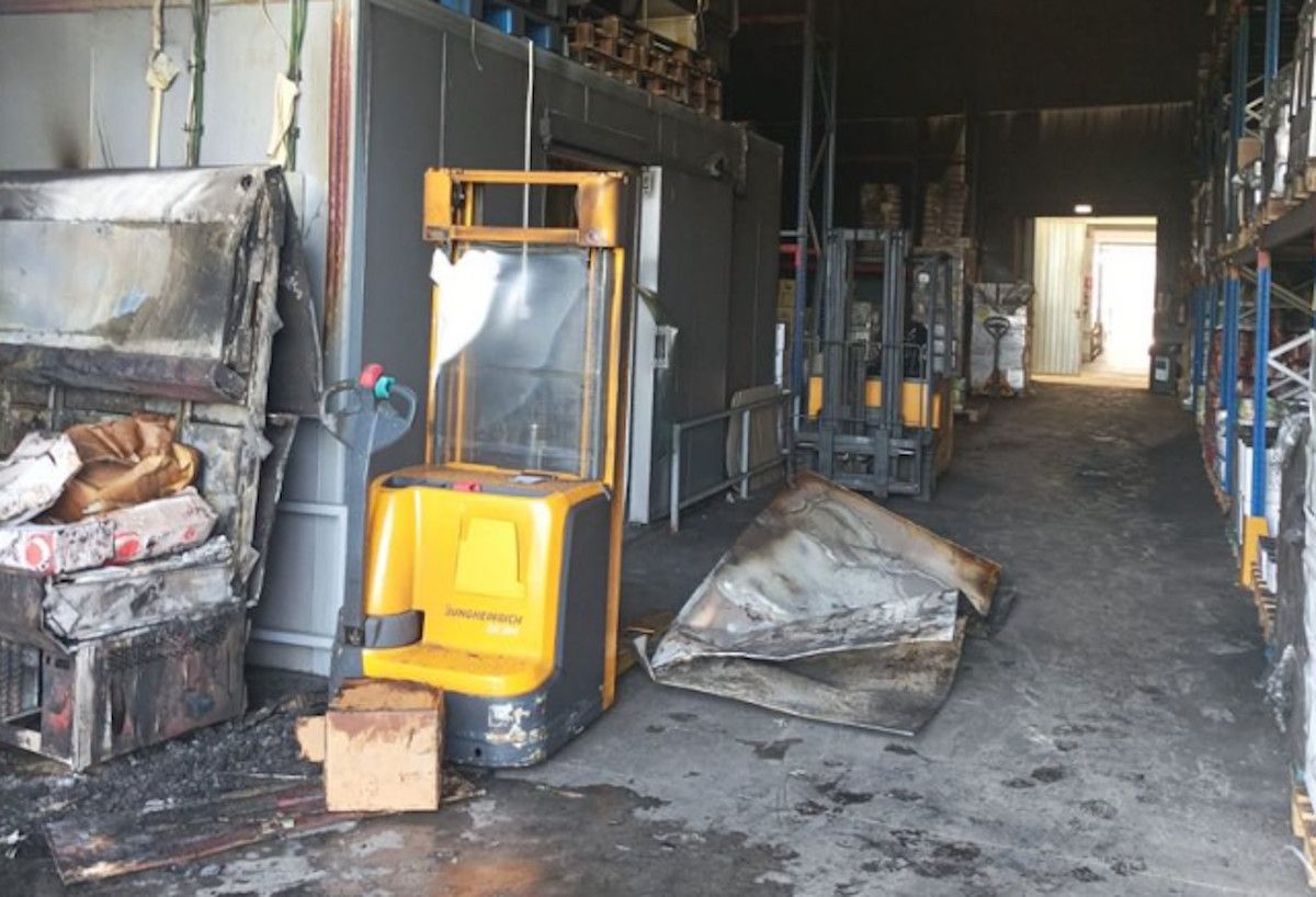 Arde una nave de alimentación de productos italianos en Tarifa.