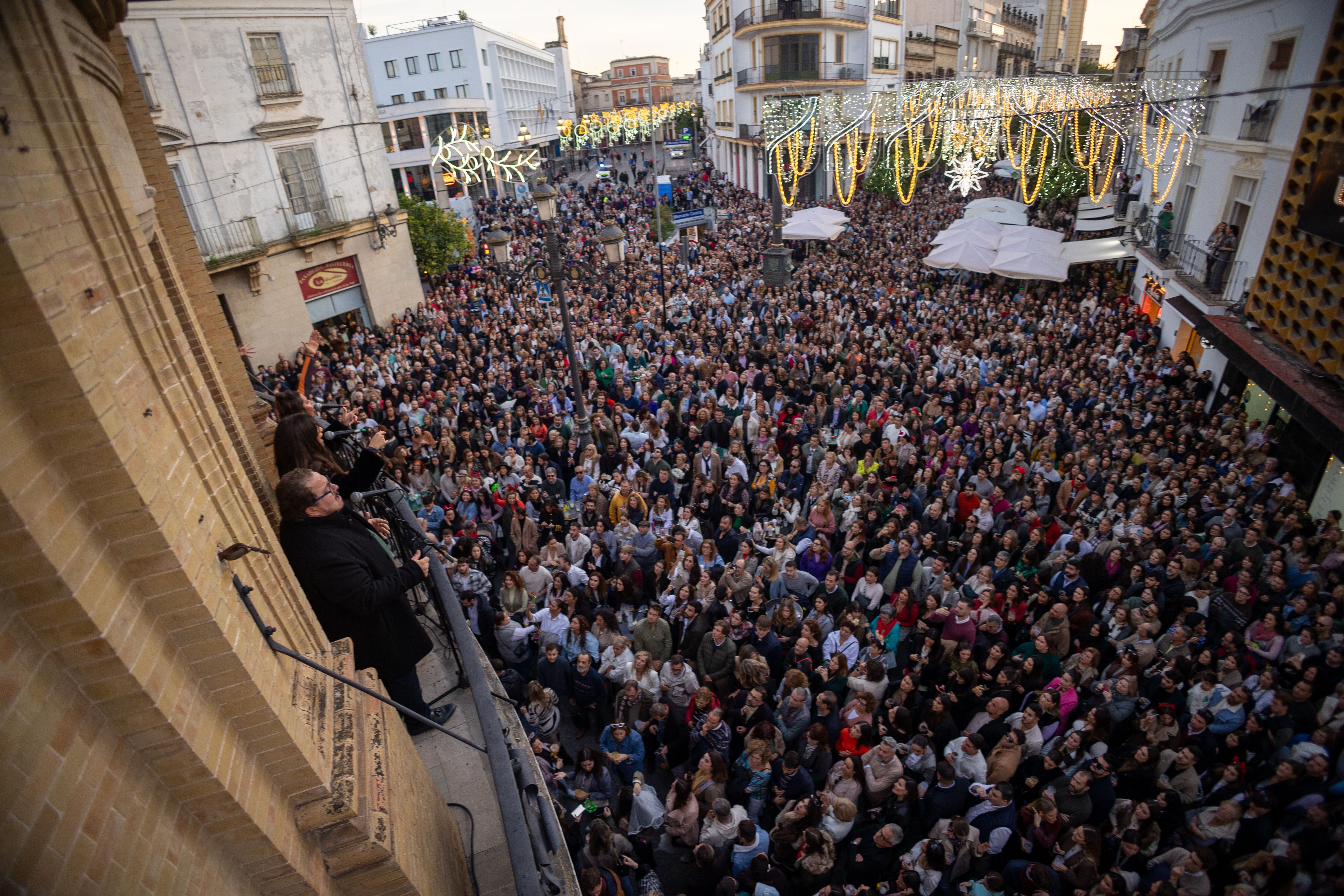 Lleno absoluto para ver el Balcón de las Zambombas en el Gallo Azul en Jerez.