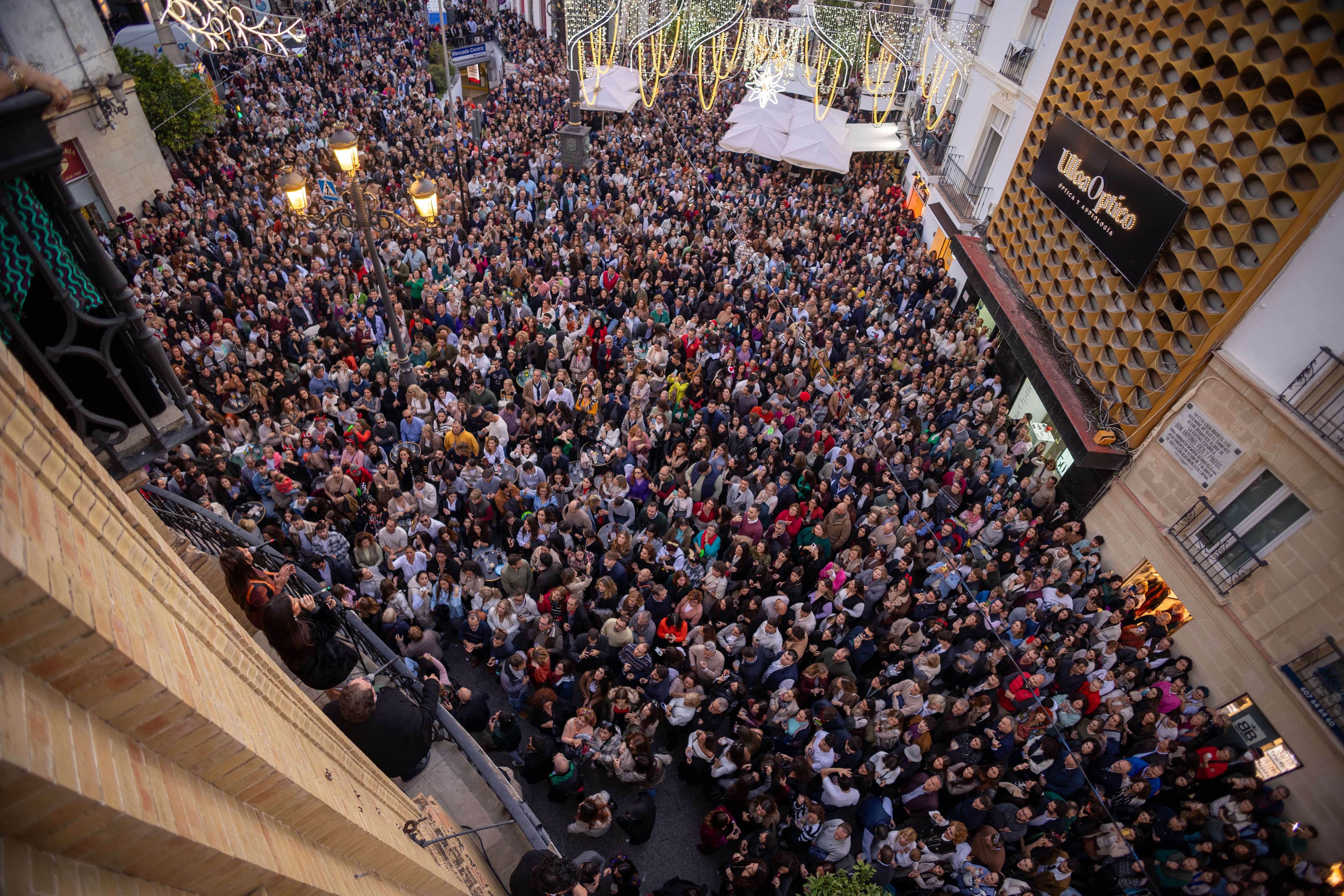 Todo vendido: un puente para la historia en Jerez. Inaudita aglomeración de público en calles Lancería y Larga en la tarde noche del viernes.