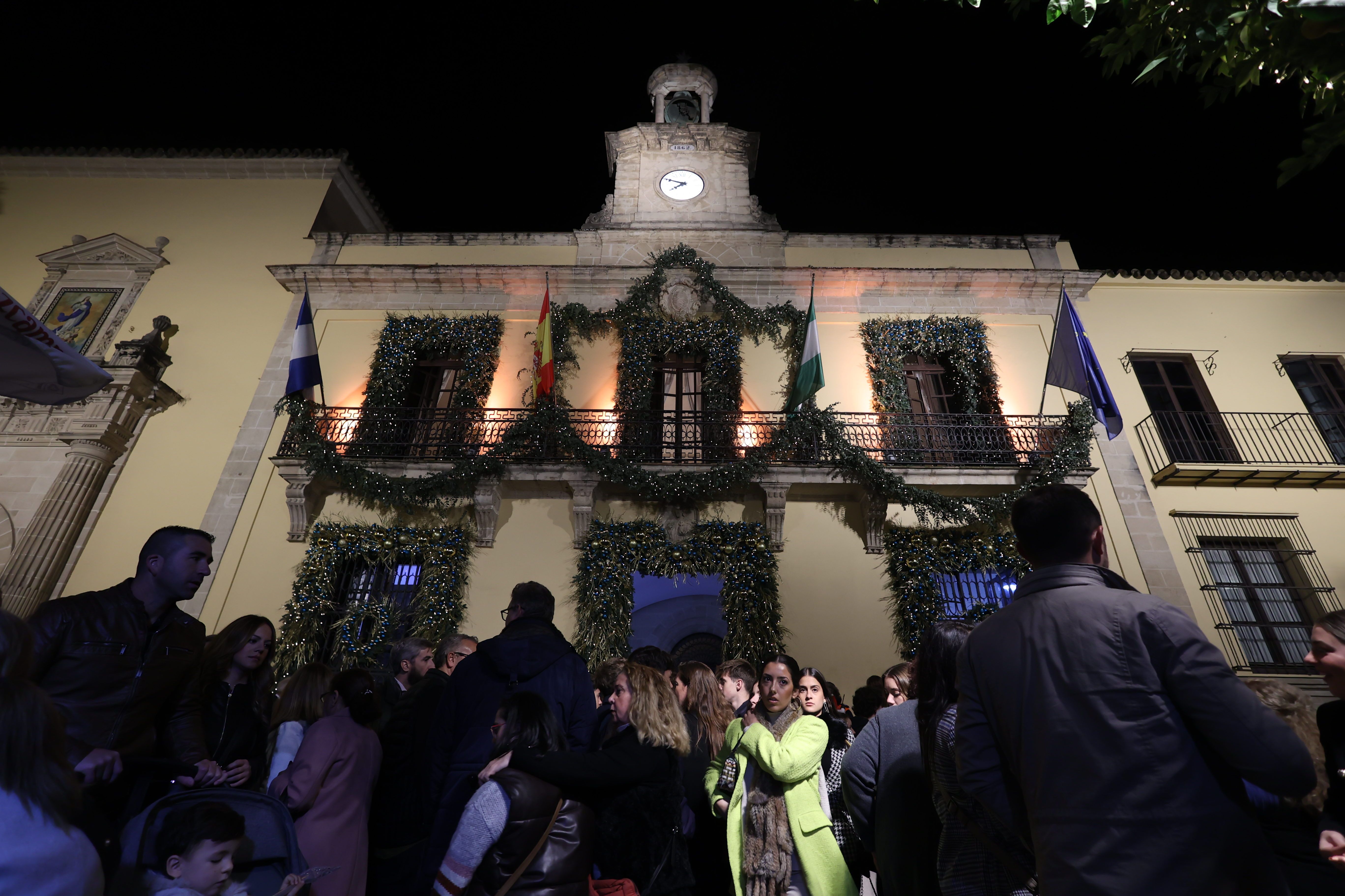 Decoración de la fachada del Ayuntamiento de Jerez para las campanadas fin de año.