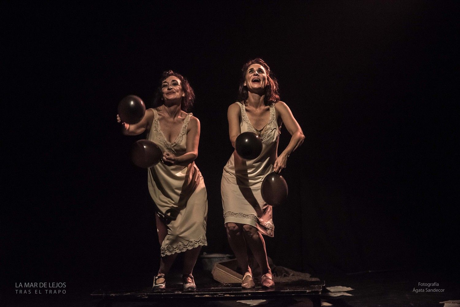 María Duarte, a la derecha, en una de las obras de la compañía Tras El Trapo, 'La Mar de Lejos'.