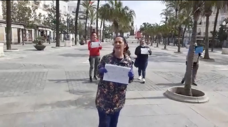 Un momento de la protesta llevada a cabo por mujeres en Cádiz.