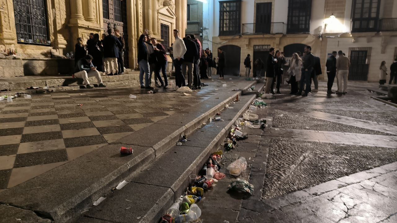 Basura en la plaza de la Asunción.