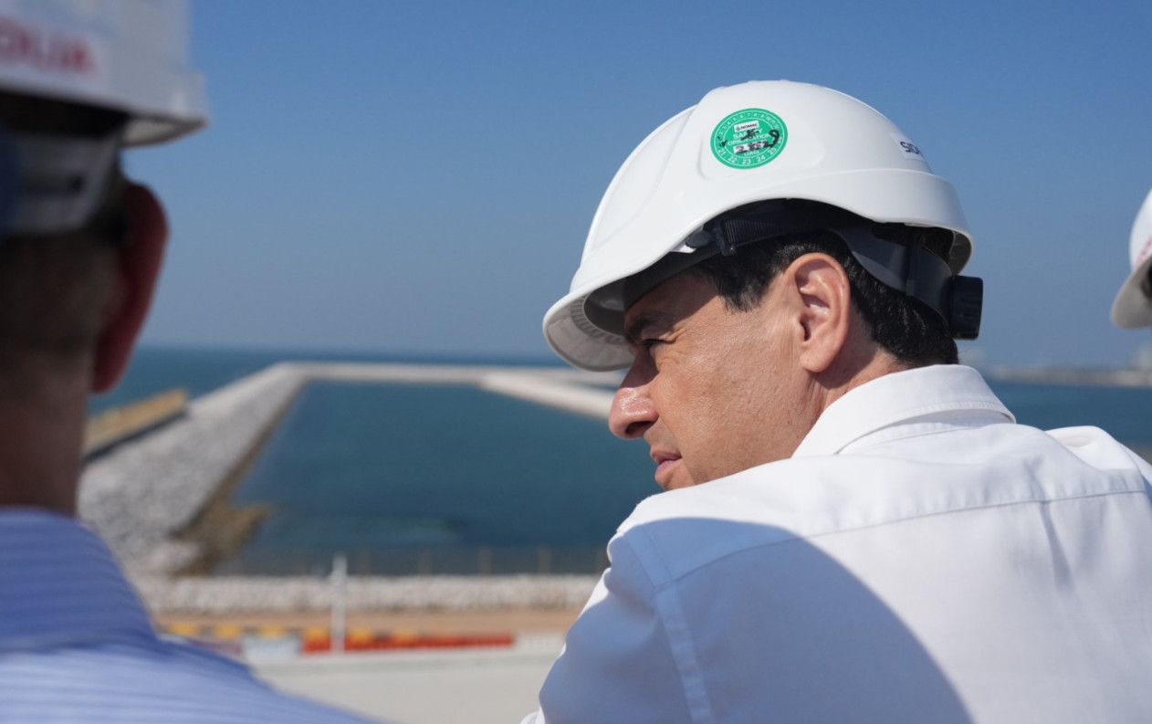 Juan Manuel Moreno visita una de las plantas desalinizadoras más potentes del mundo en Emiratos Árabes.