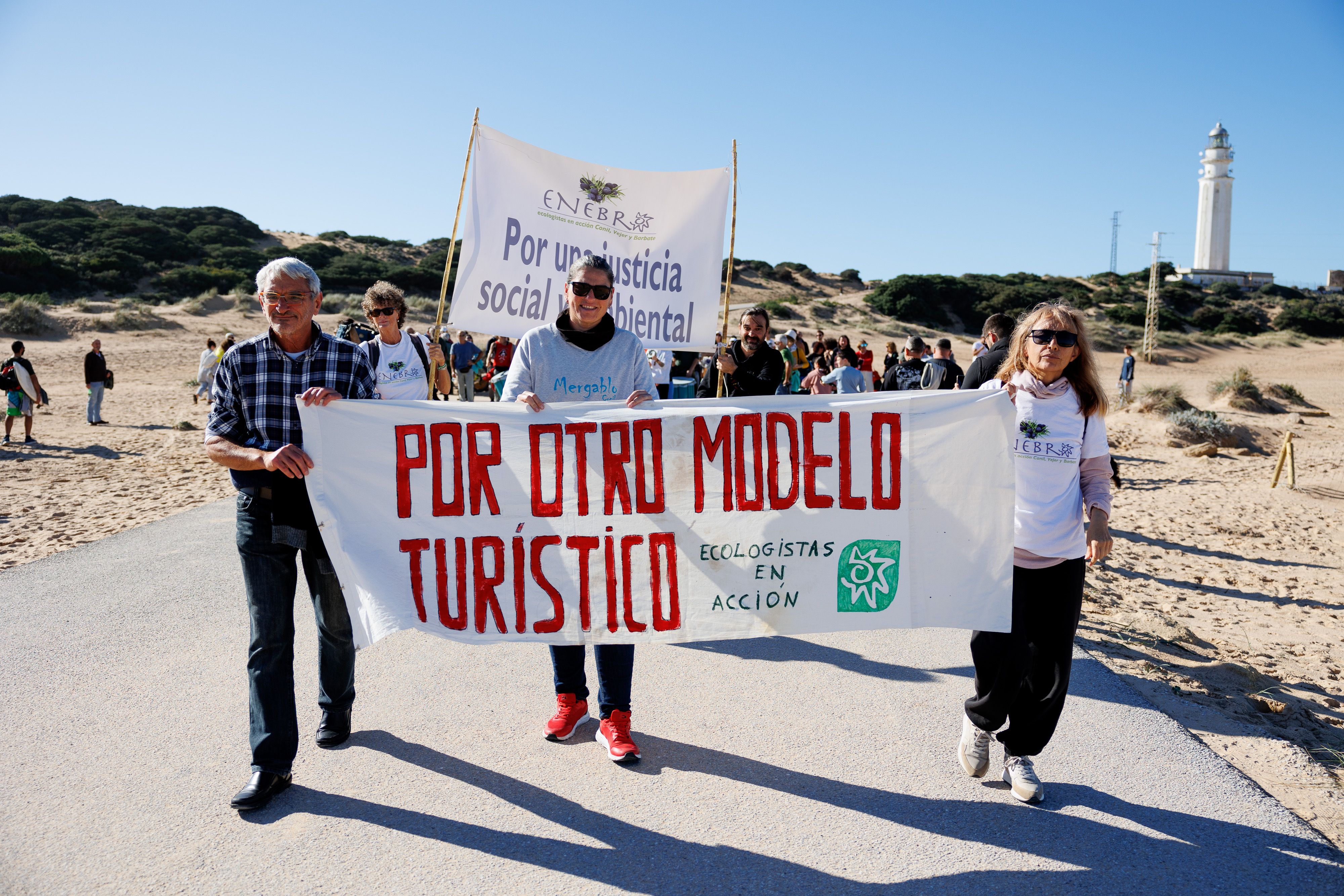 Concentración en contra de la privatización del faro de Trafalgar, este domingo.